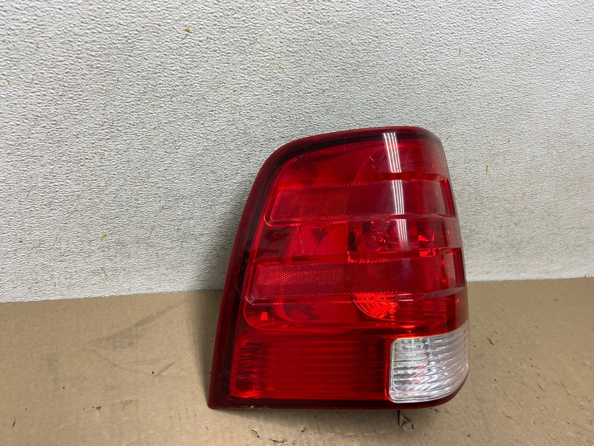 2003 2004 2005 2006 Ford Expedition Left Driver Lh Tail light AH6902 LK1