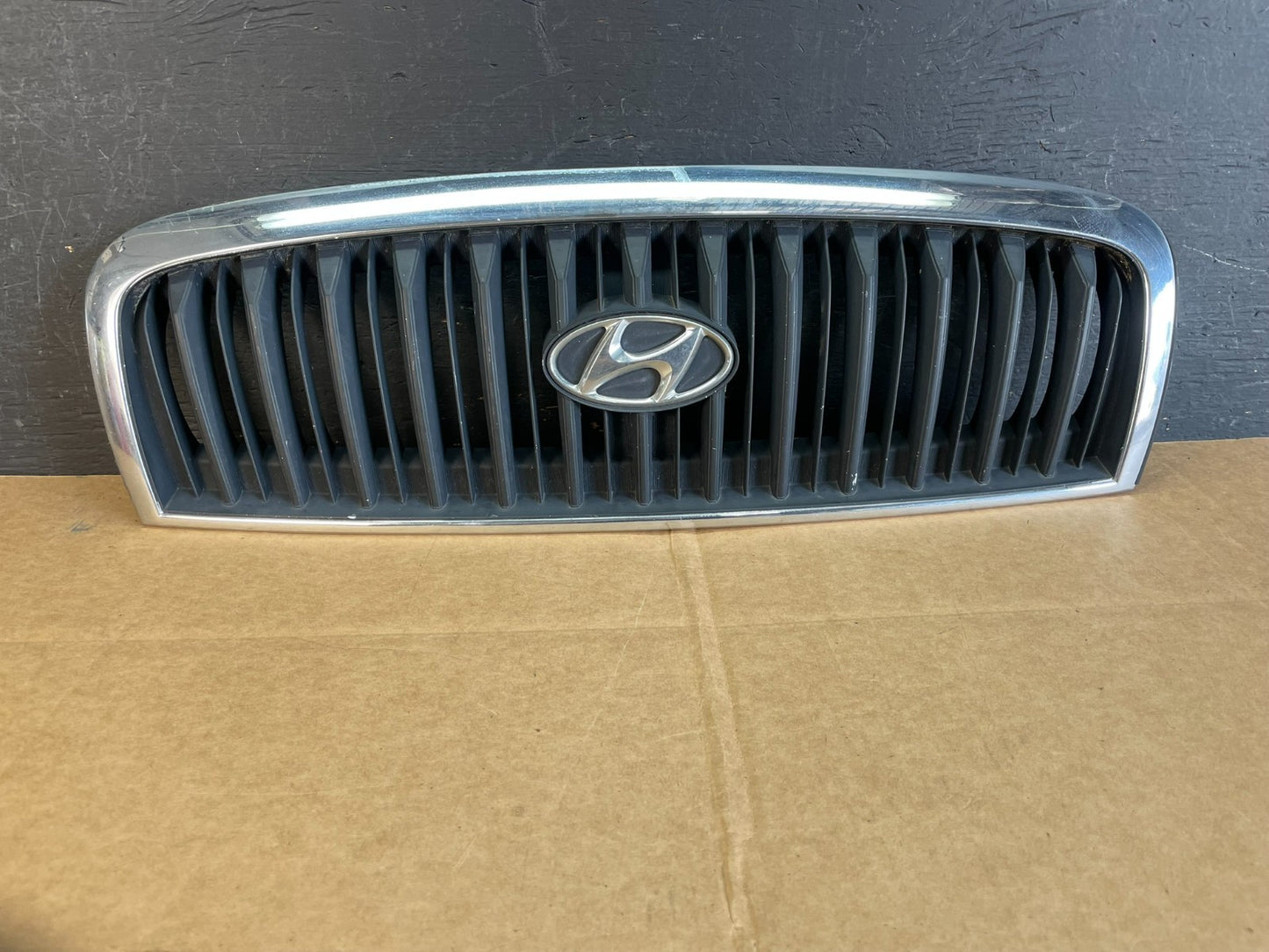 2001 to 2005 Hyundai Sonata Front Upper Grille Grill Bumper AE0823 DG0