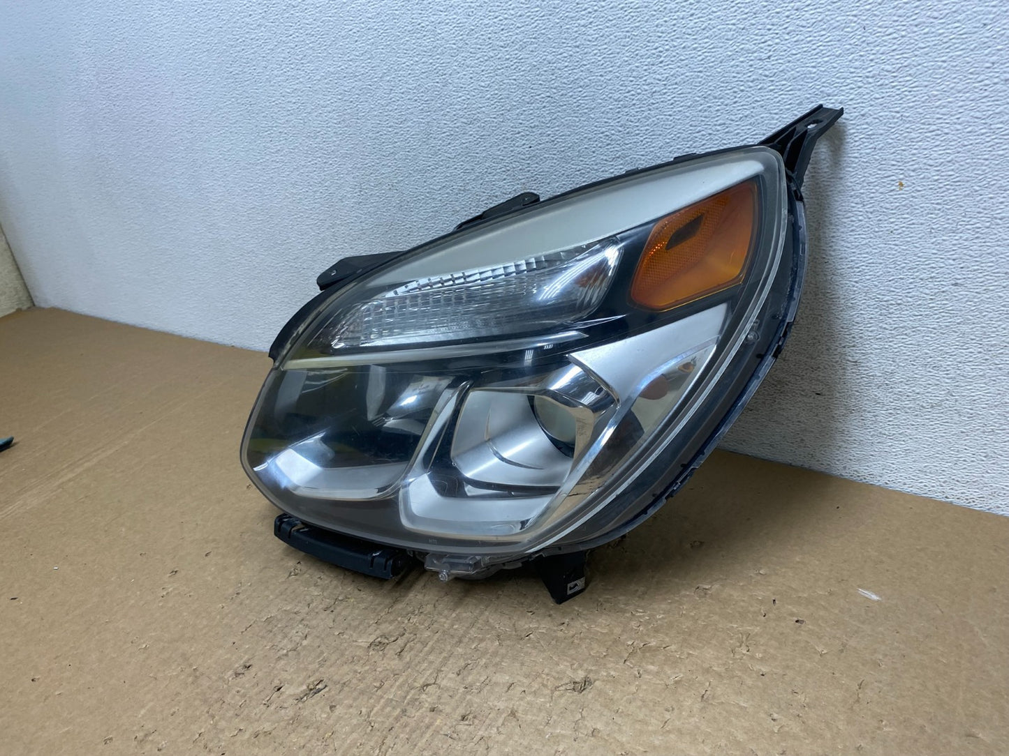 2016-2018 Chevrolet Equinox Left Driver LH Halogen Headlight AF8212 DW1