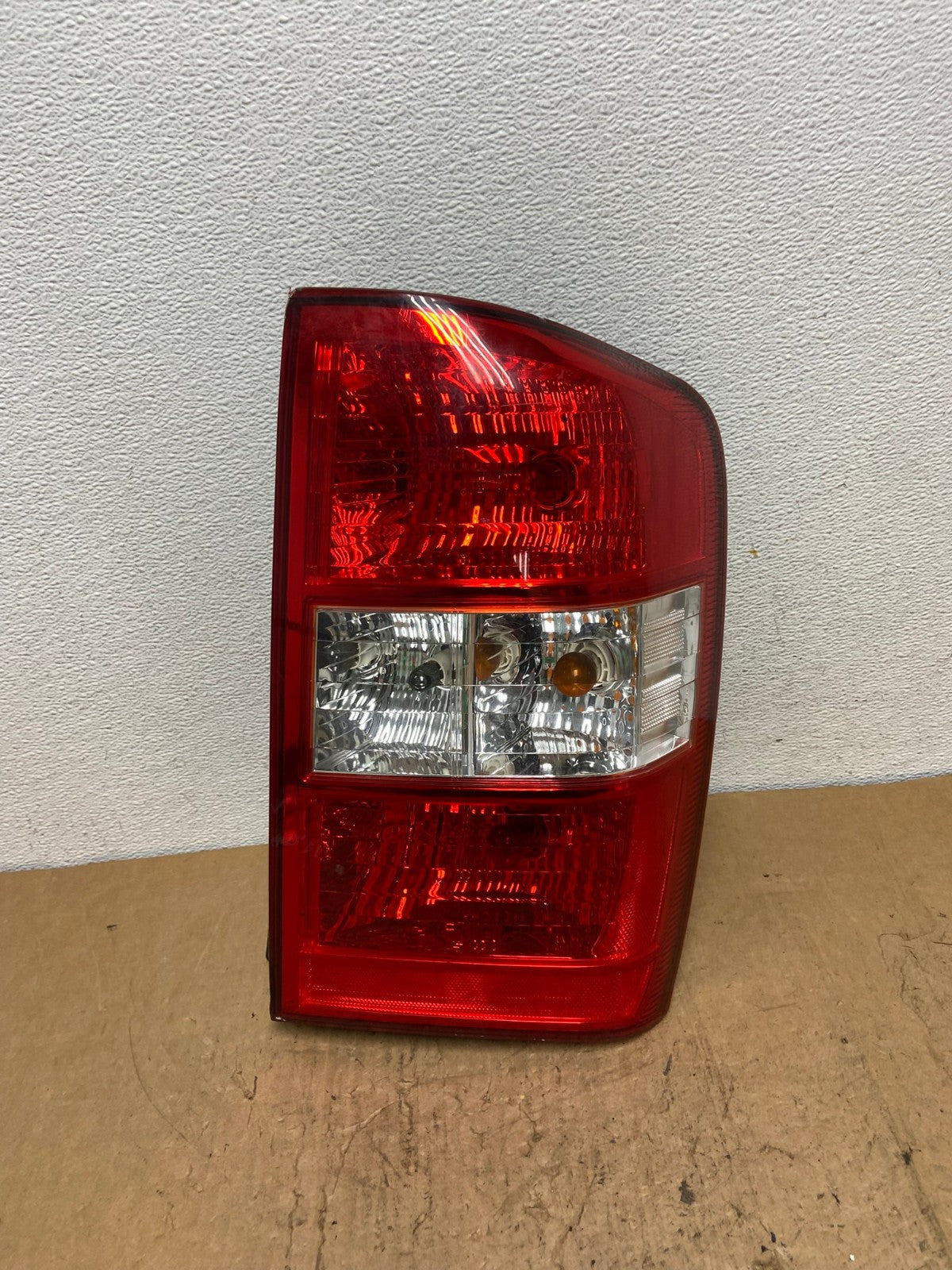 2006 to 2011 Kia Carnival Right Passenger RH Side Tail Light AD0542 LK0