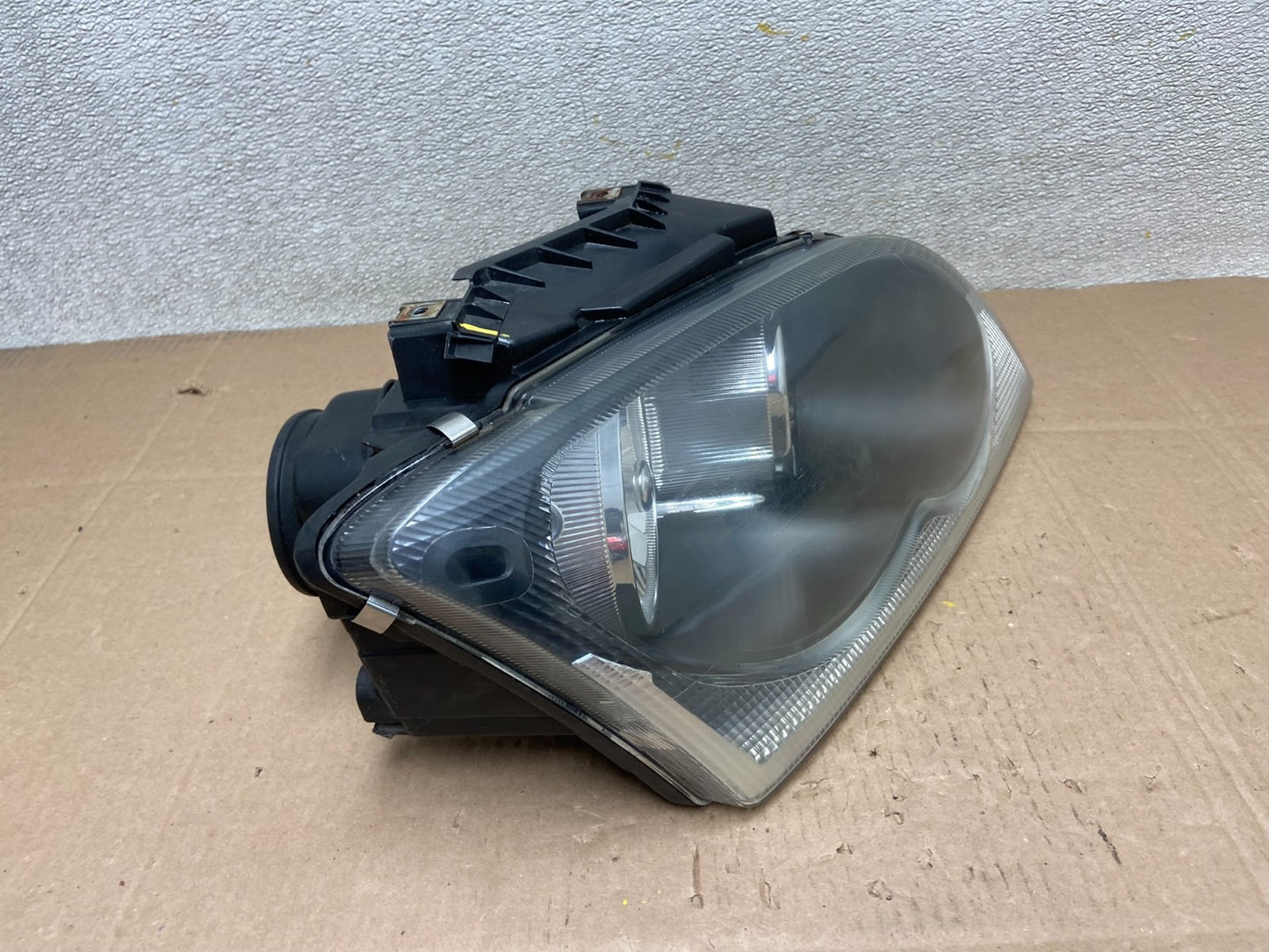 2004 to 2006 Chrysler Pacifica Headlight Right Passenger Halogen OEM Y1038 DW2