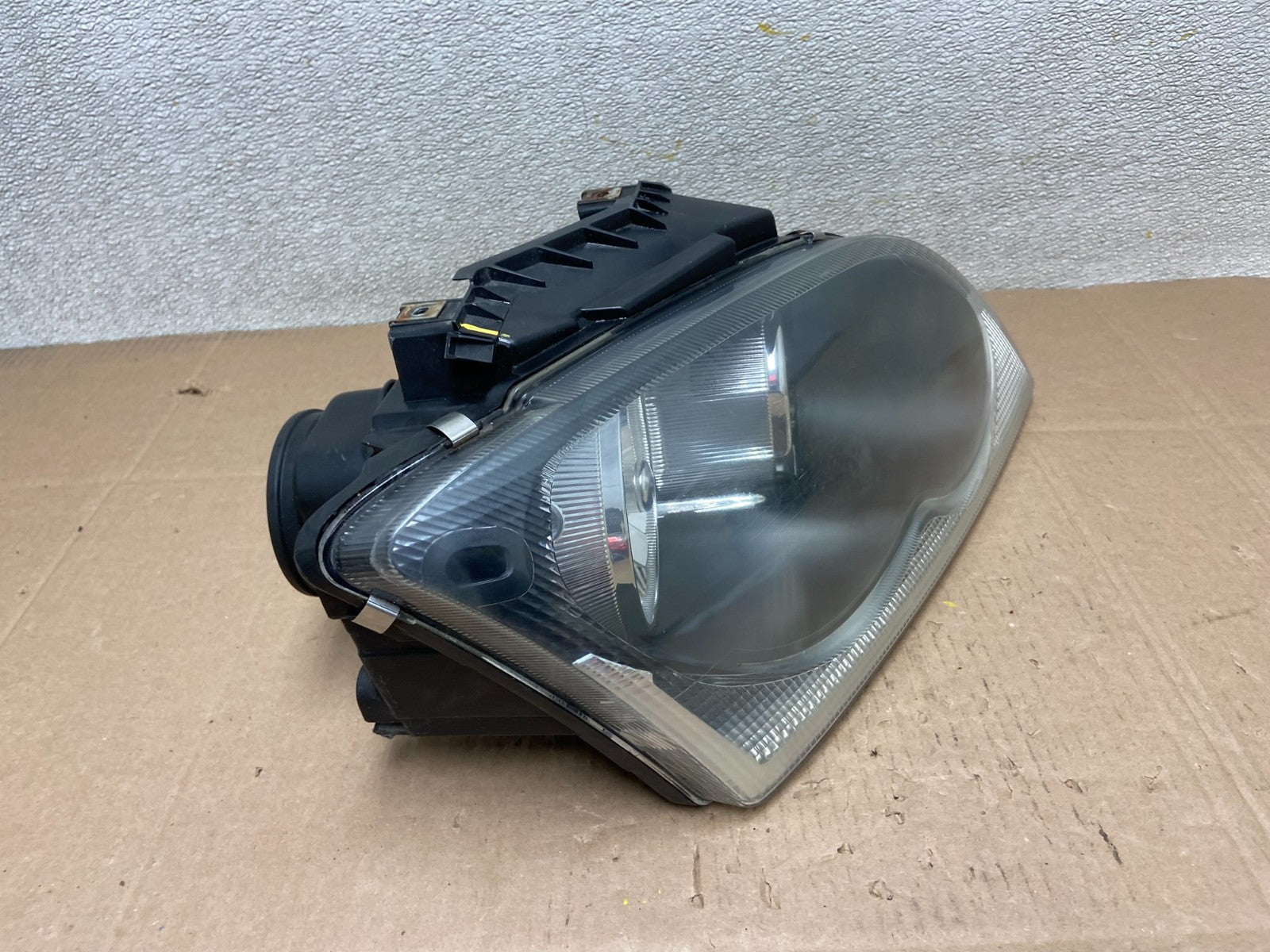 2004 to 2006 Chrysler Pacifica Headlight Right Passenger Halogen OEM Y1038 DW2
