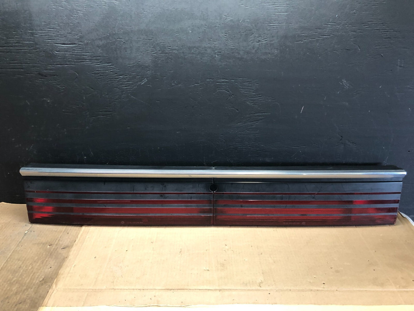1987-1992 Chrysler LeBaron Convertible Center Tail Light Panel Trim D9206 DG10