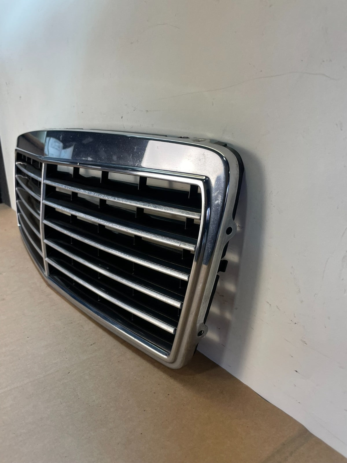 1996 to 1999 Mercedes Benz E320 Front Upper Grill Grill 2108880123 AJ1284 DG1