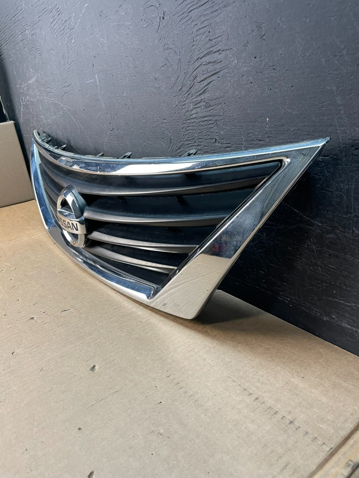 2012 to 2014 Nissan Versa Sedan Front Upper Grill Grille AE8453 DG1