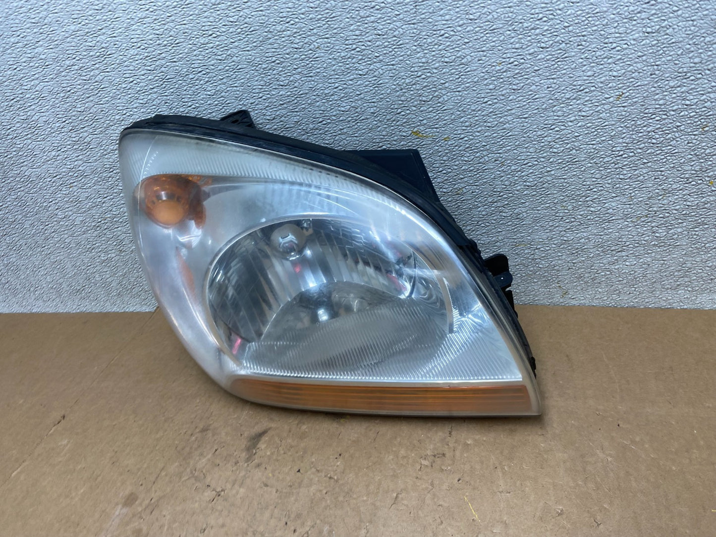 2005 to 2006 Kia Sportage Right Passenger RH Halogen Headlight OEM Z7608 DW1