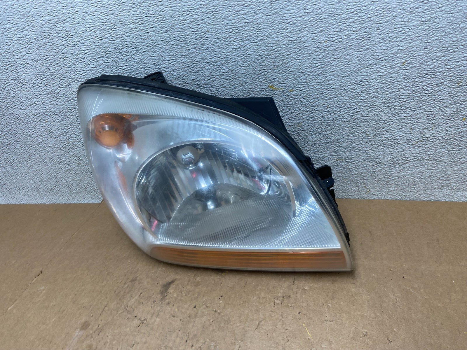 2005 to 2006 Kia Sportage Right Passenger RH Halogen Headlight OEM Z7608 DW1