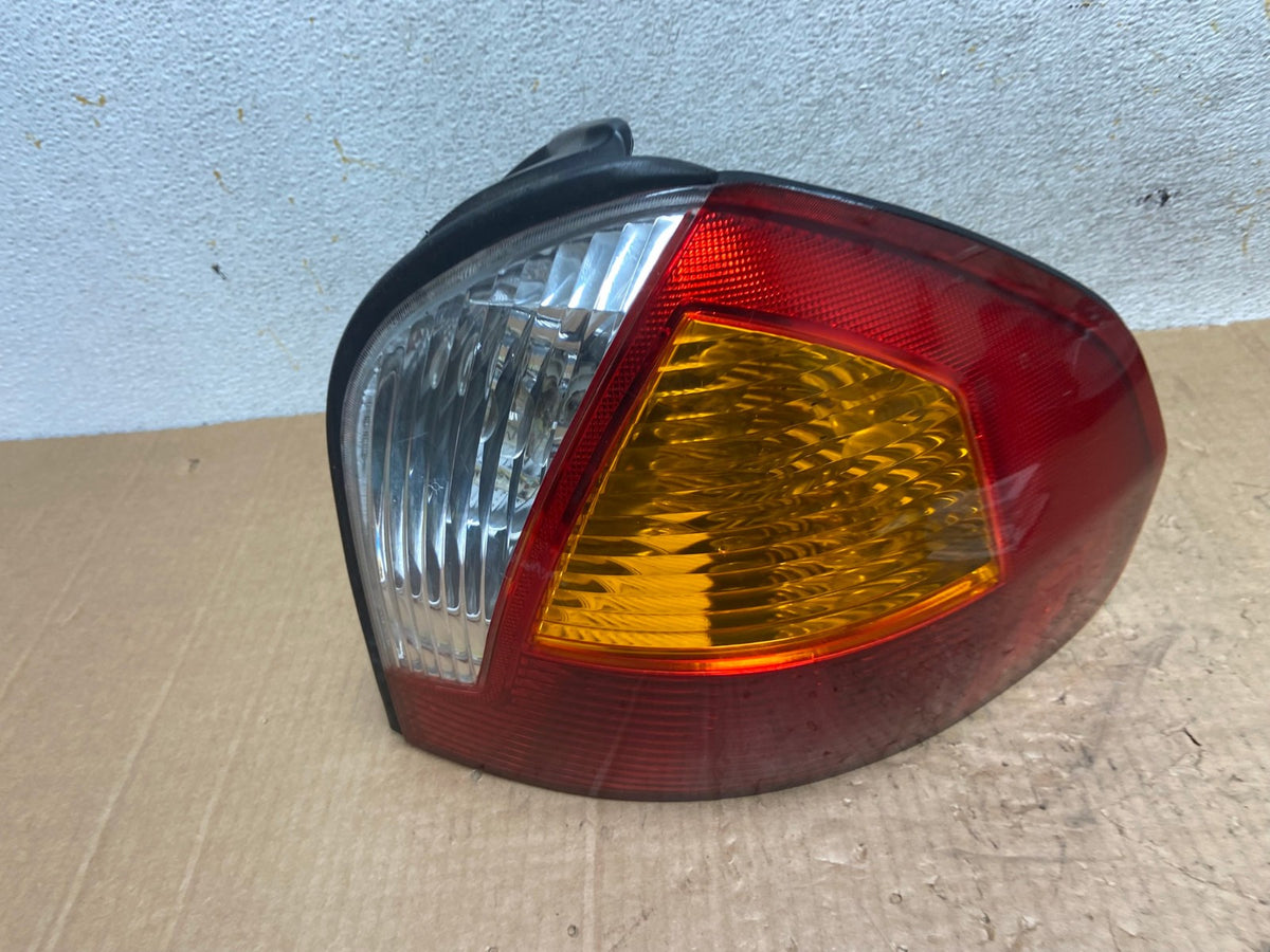 2001 2002 2003 2004 Hyundai Santa Fe Right Passenger Rh Tail Light AI5518 LK0