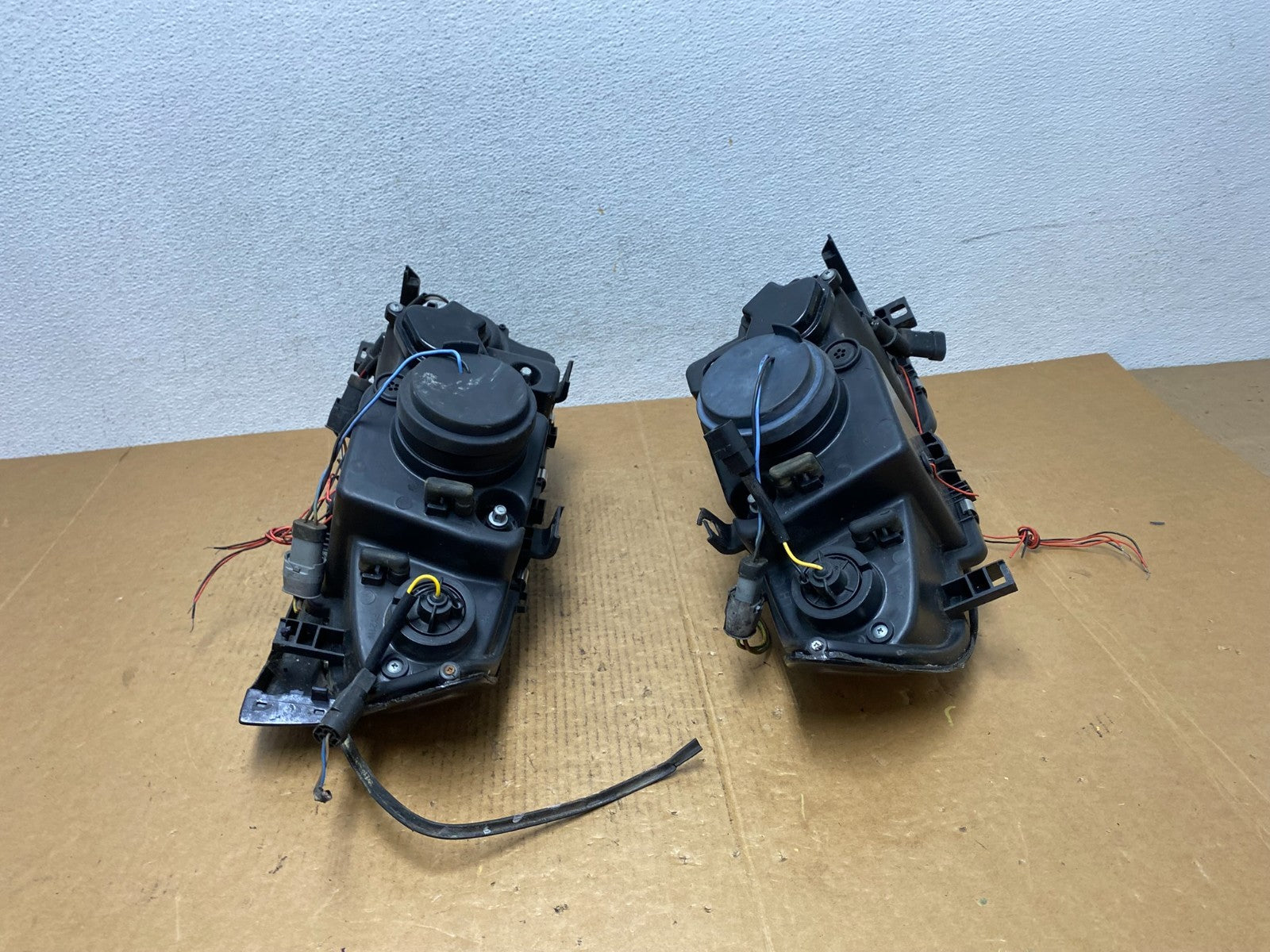 2002-2005 BMW E46 3 Series Left+Right Set Side Headlights AE03677
