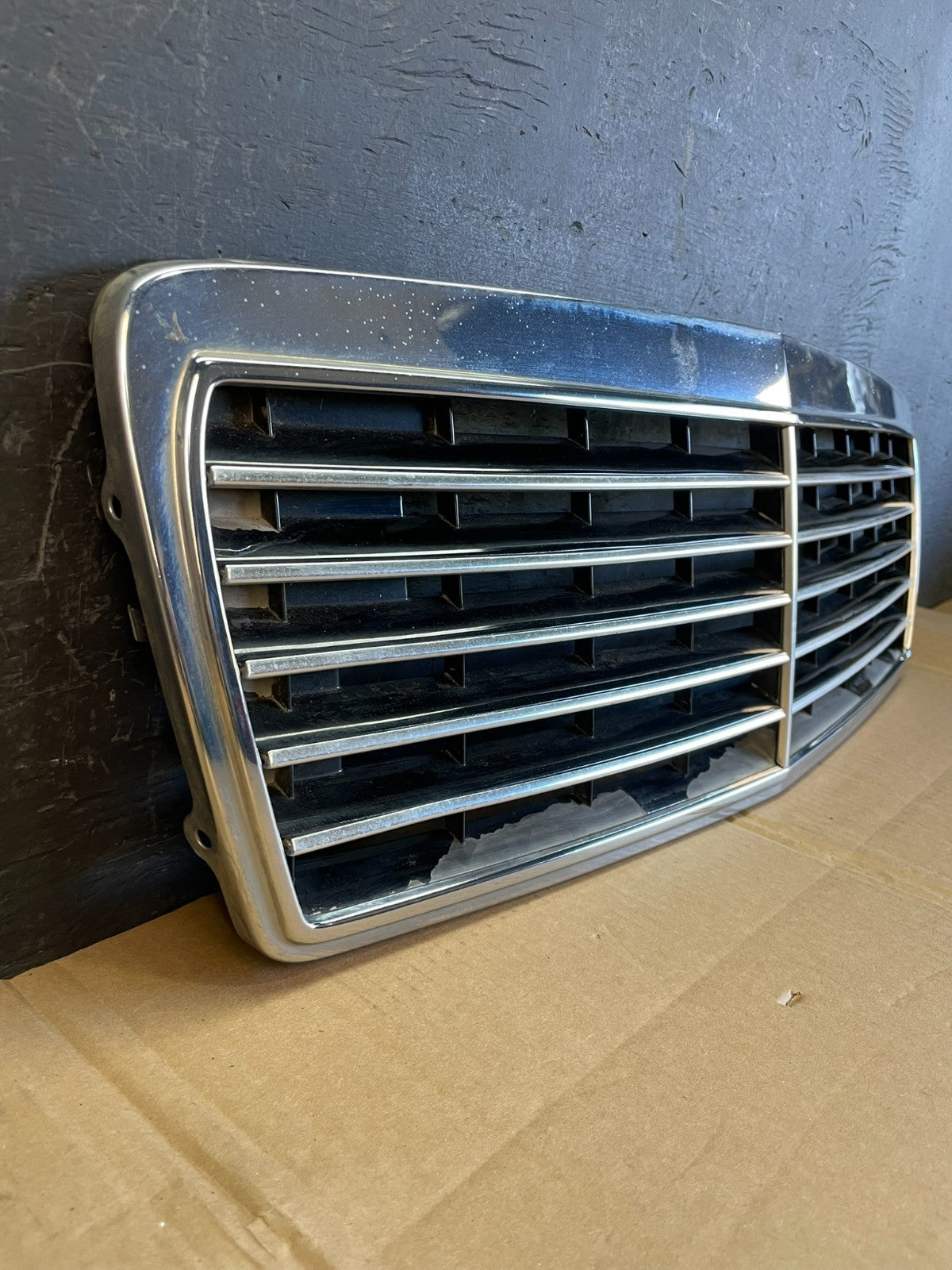 1996 to 1999 Mercedes Benz E320 Front Upper Grill Grill 2108880123 ac5294 DG1