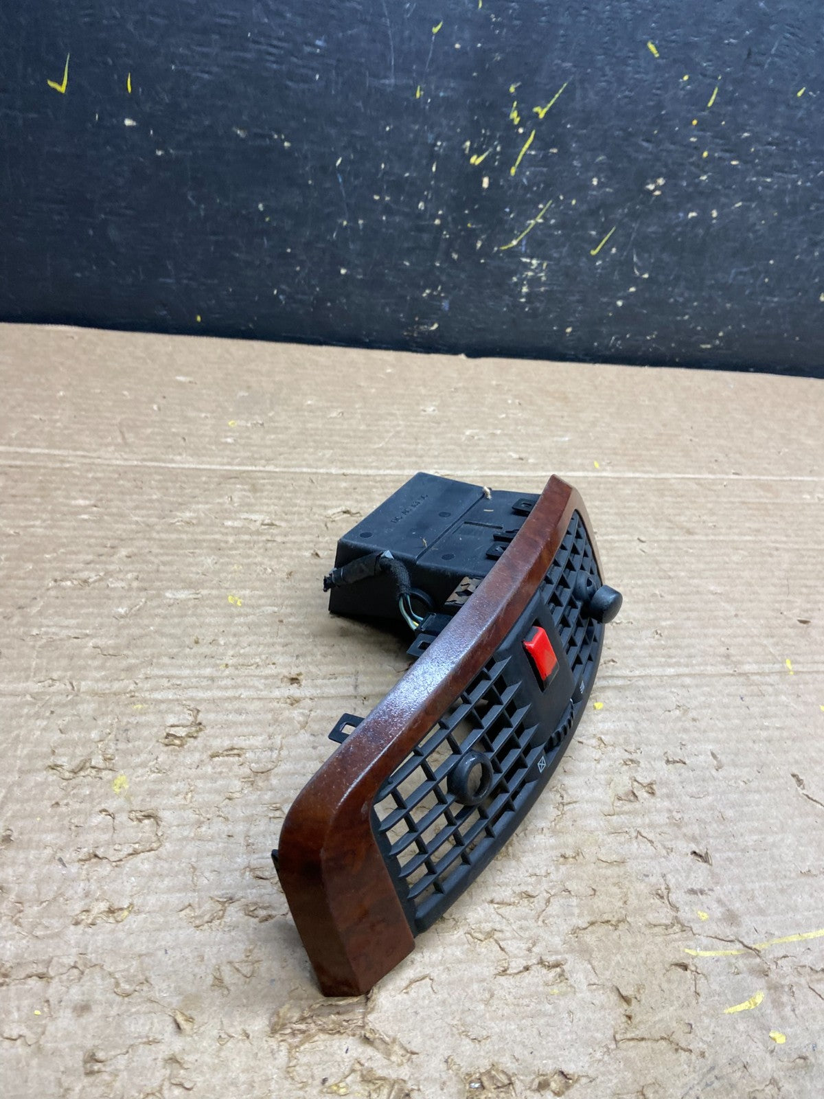 2004 to 2009 Cadillac SRX Front Center Dash A/C Air Vent w3031 DG1