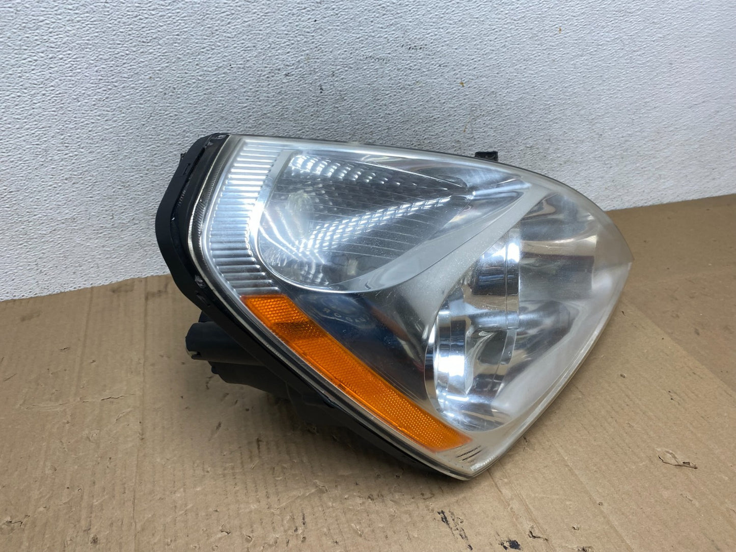 2008-2012 Kia Sedona Right Passenger RH Side Headlight Halogen AE9006 DW2