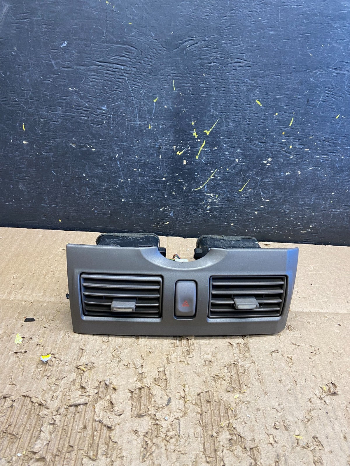2000 2001 Infiniti I30 Center Dashboard Air Vent OEM v7892 DG0