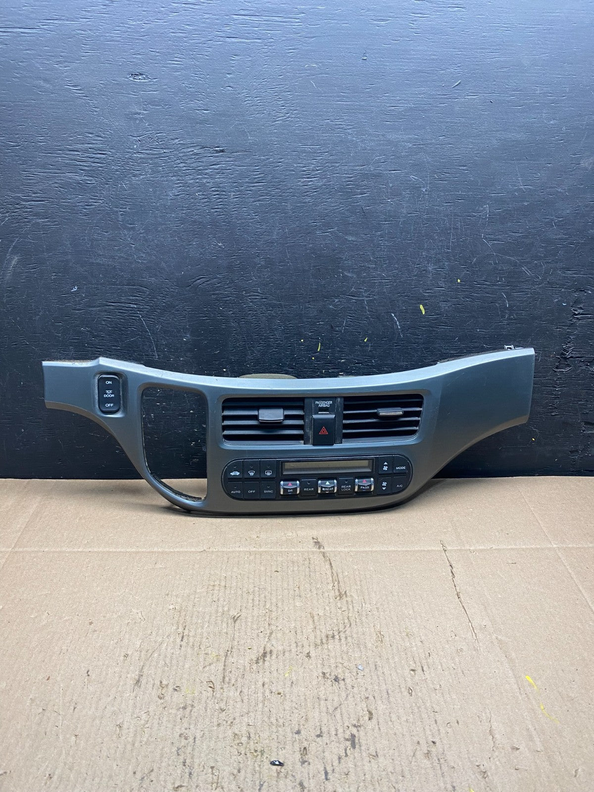 2005 to 2010 Honda Odyssey  Radio Climate Control Dash Trim Bezel Oem R6189 DG0