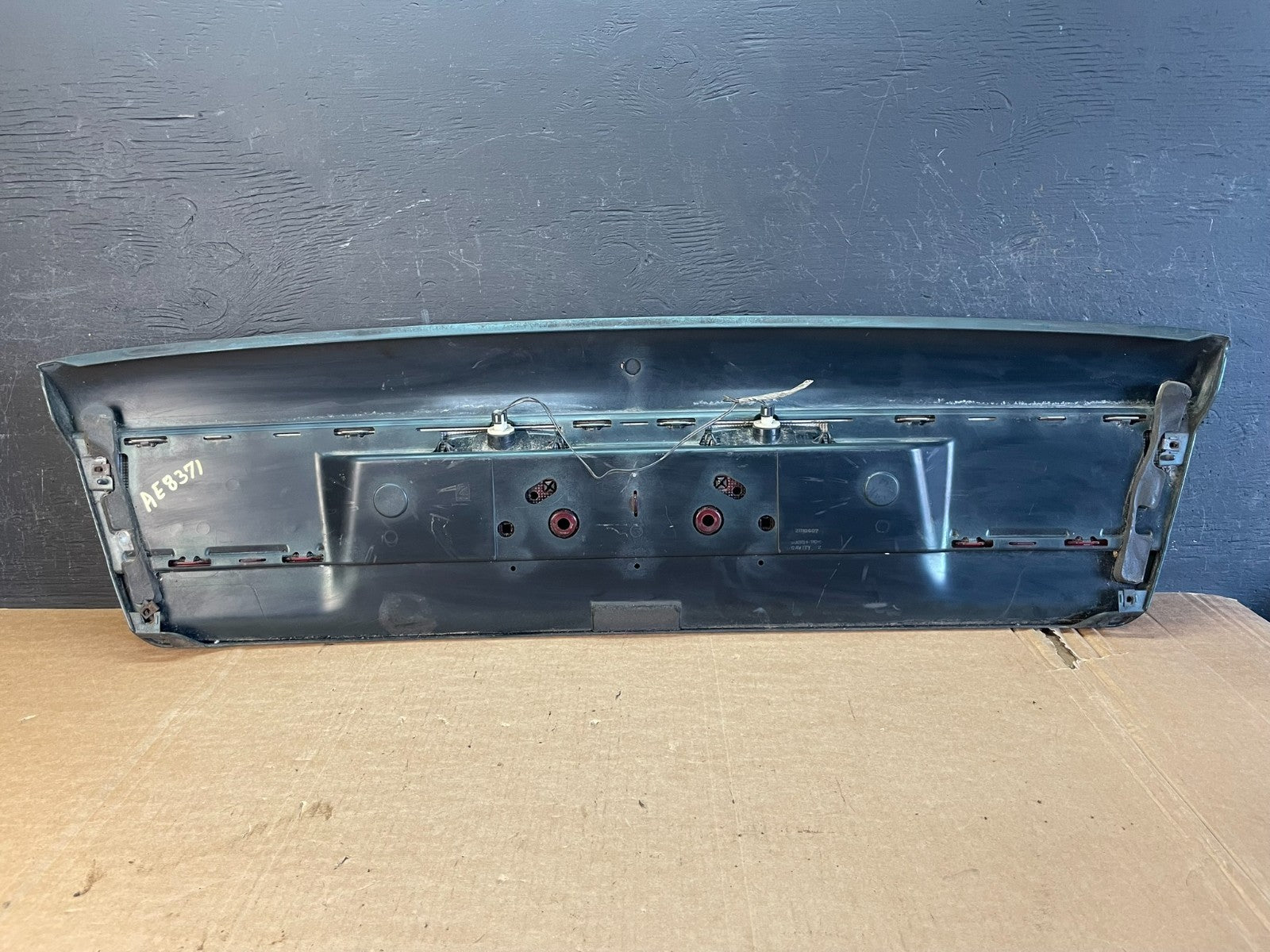1997 - 1999 Saturn S Sedan Center Tail Light Lid Trunk Rear Panel AE8371 DG3