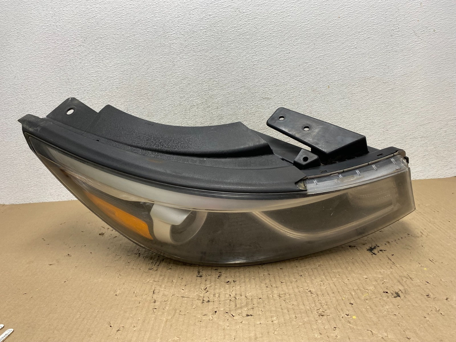 2015-2018 Kia Sedona Right Passenger RH Side Headlight Halogen AF7102 DW0