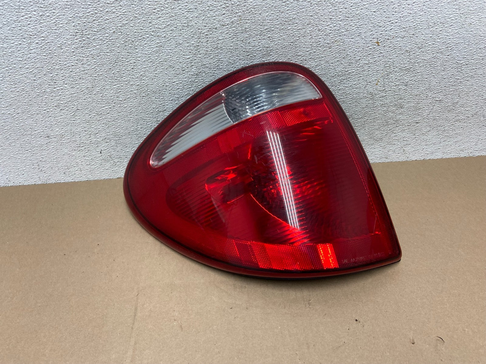 2004 to 2007 Dodge Grand Caravan Left Driver Lh Tail Light AG6583 DW0