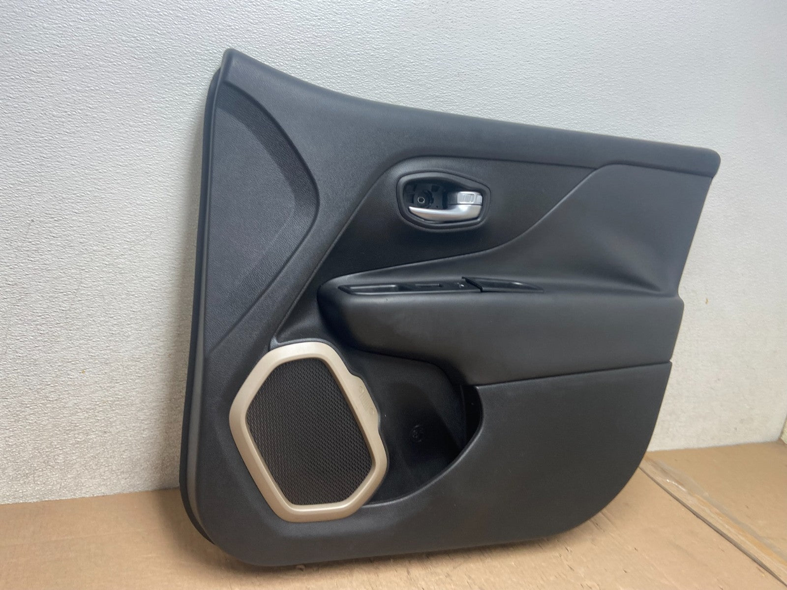 2016 to 2018 Jeep Renegade Front Right Passenger Side Panel Door R3062 DG2