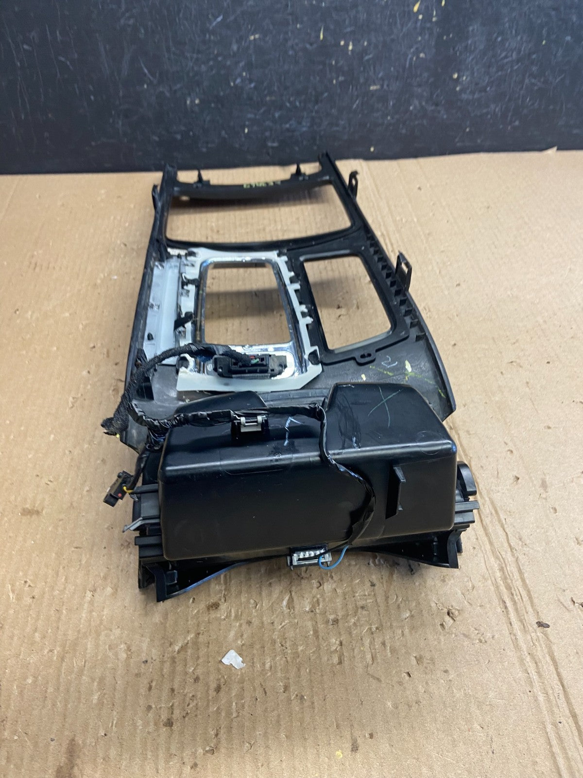 2013 to 2016 Lincoln MKS Front Center Console Shifter Bezel Trim ae3963 DG5