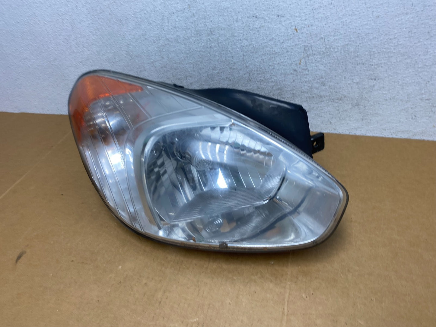 2006 to 2011 Hyundai Accent Sedan Right Passenger Halogen Headlight AD8945 DW1