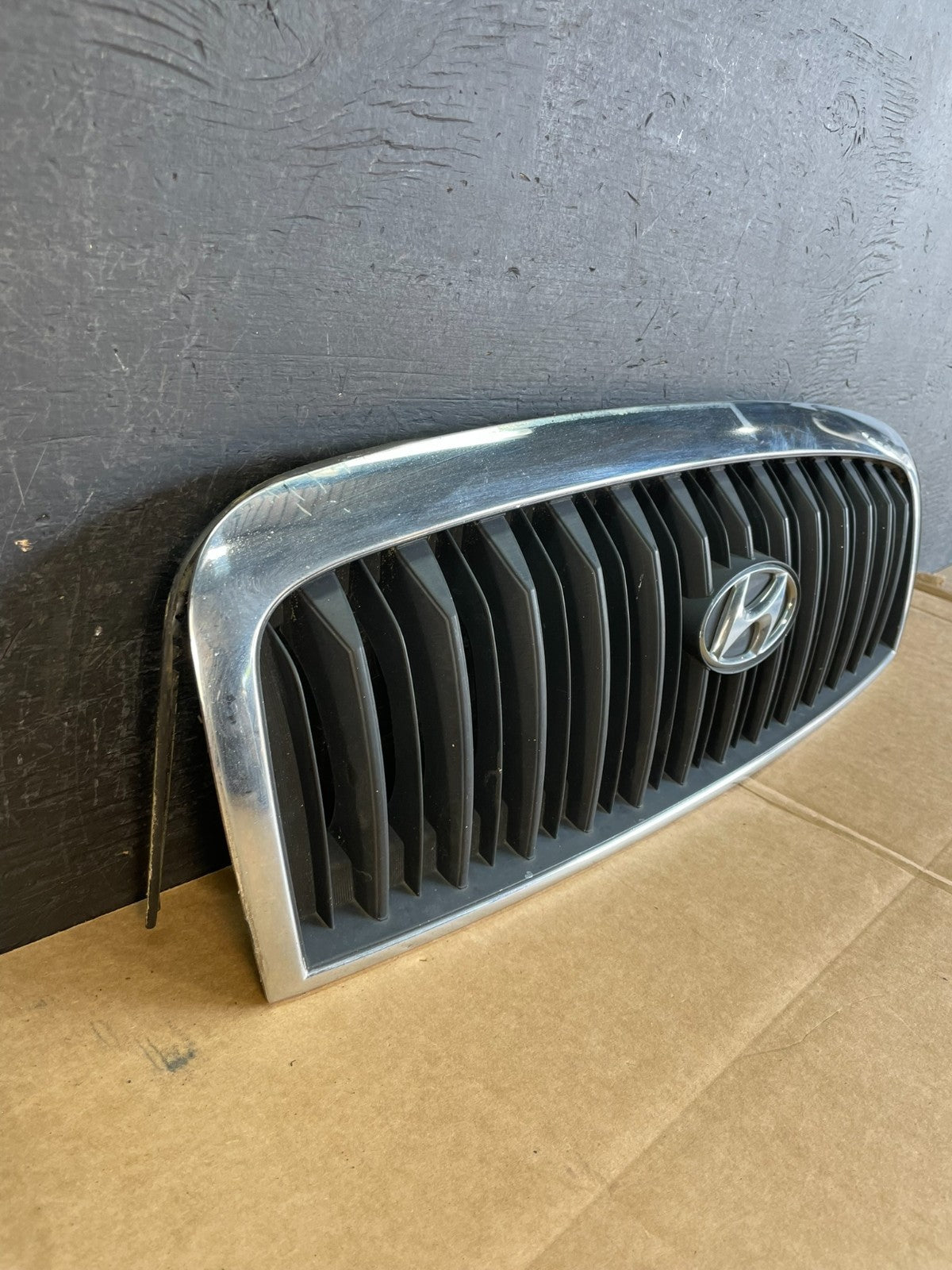 2001 to 2005 Hyundai Sonata Front Upper Grille Grill Bumper AE0823 DG2
