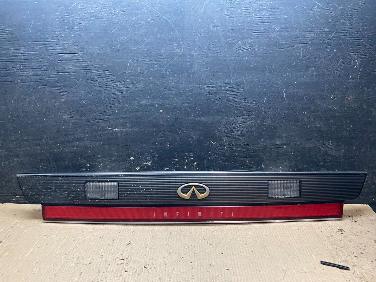 1994 - 1996 Infiniti Q45 Center Trunk LID Tail Light OEM X8129 DG0