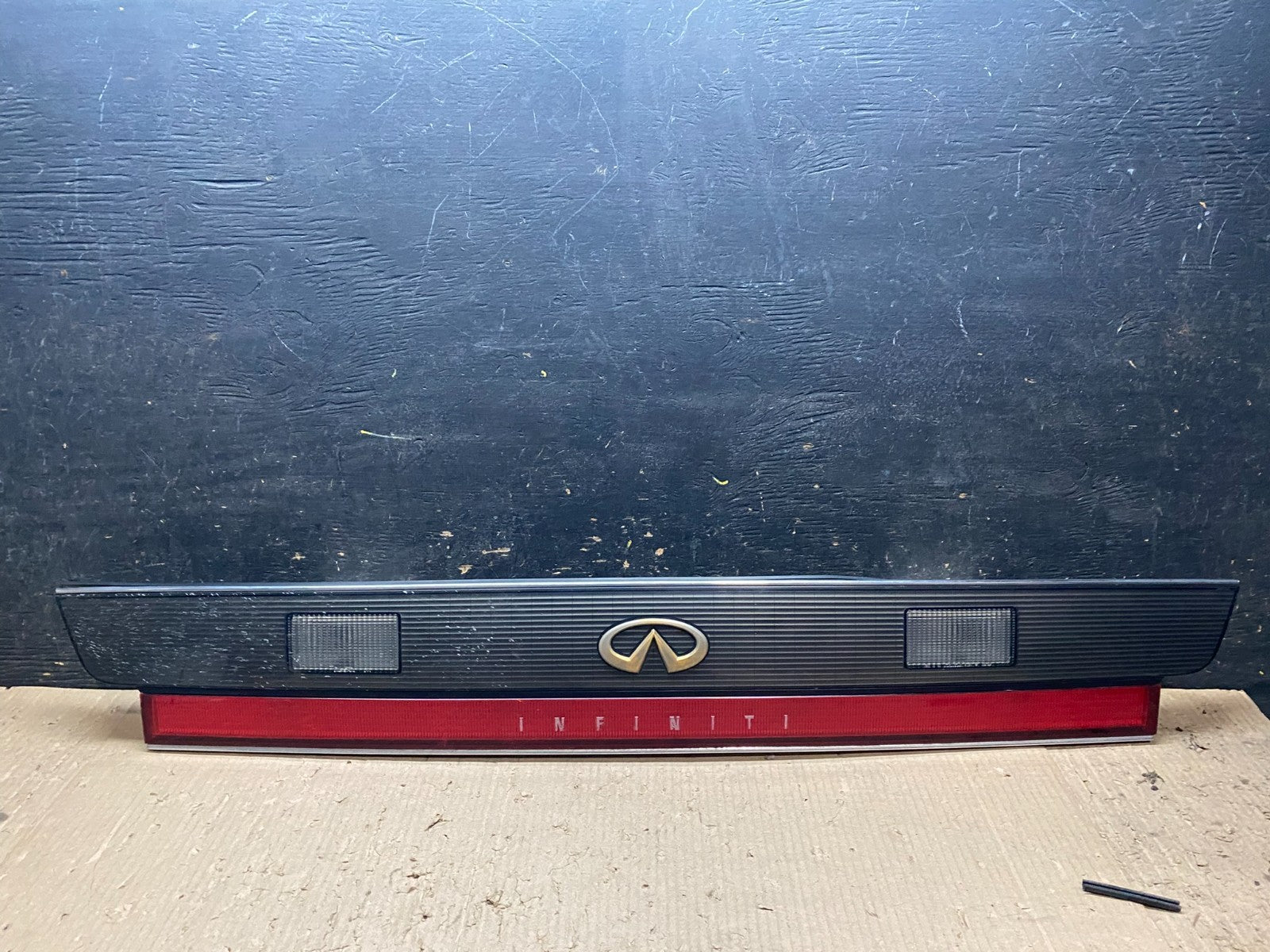 1994 - 1996 Infiniti Q45 Center Trunk LID Tail Light OEM X8129 DG0
