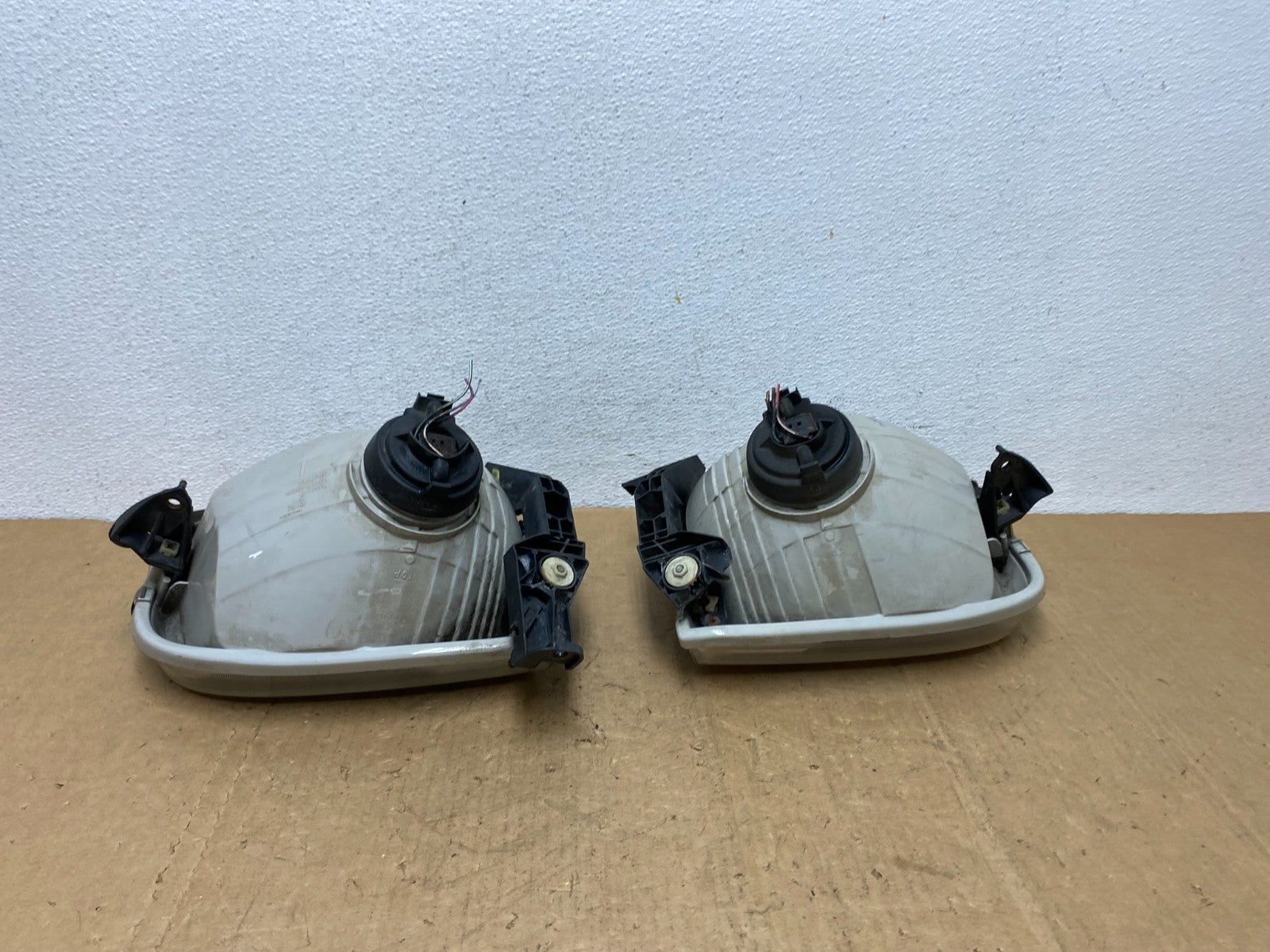 2000 - 2004 Toyota Tundra Left+Right Side Halogen Headlights AD1381 DW8