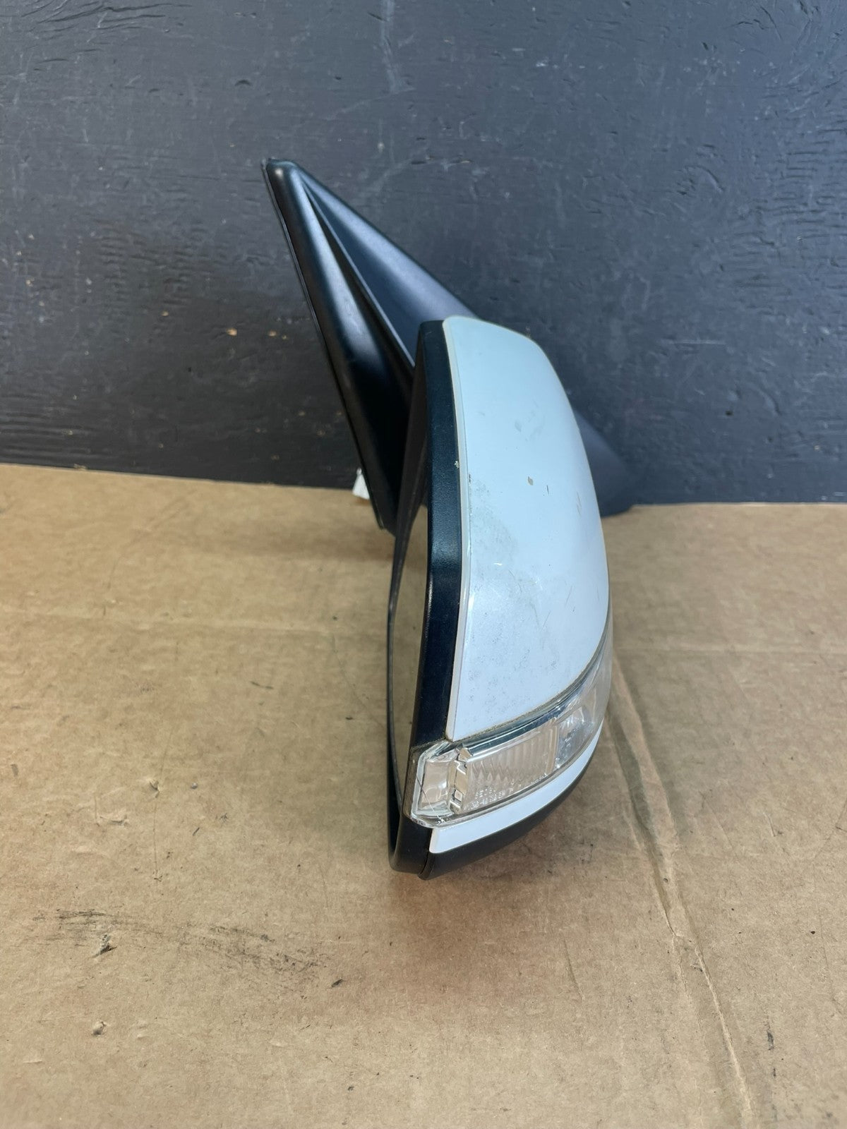 2011 to 2015 Kia Sorento Right Passenger Door Mirror Turn Signal AE0923 DW9