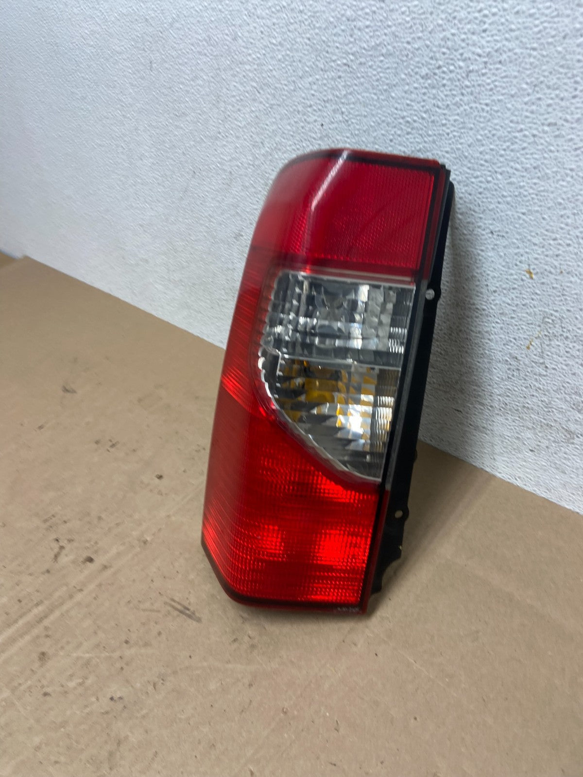 2002 2003 2004 Nissan Xterra Left Driver Side Tail Light AE6036 DW1
