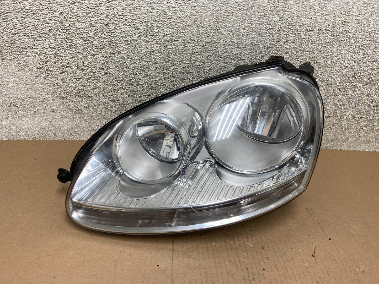 2005 to 2010 Volkswagen Jetta Left Driver LH Side Headlight Halogen AB5021 DW0