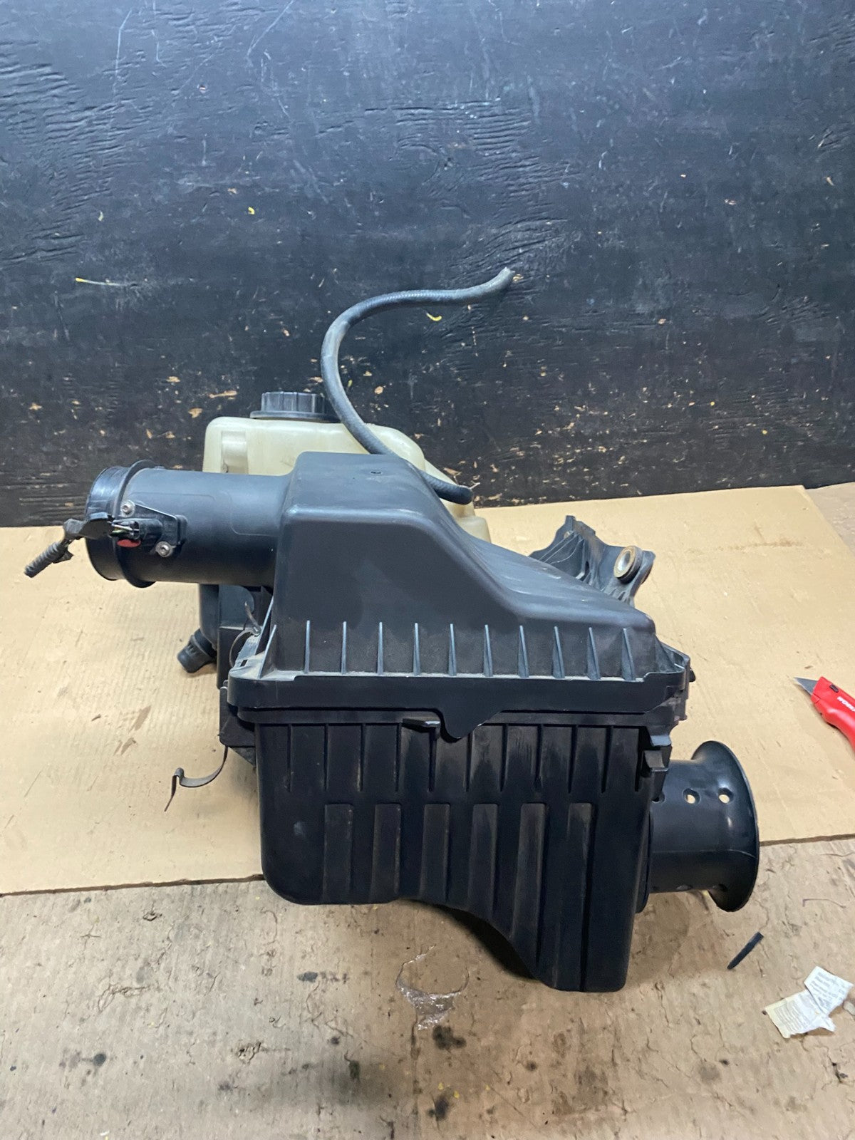 2007 to 2014 Ford Expedition Air Intake Cleaner Box Coolant Bottle x3105 DG2