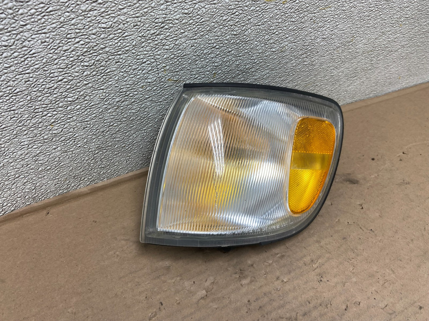 1998 to 2000 Toyota Sienna Left Driver Side Turn Signal Marker Lamp AB0100 DW2