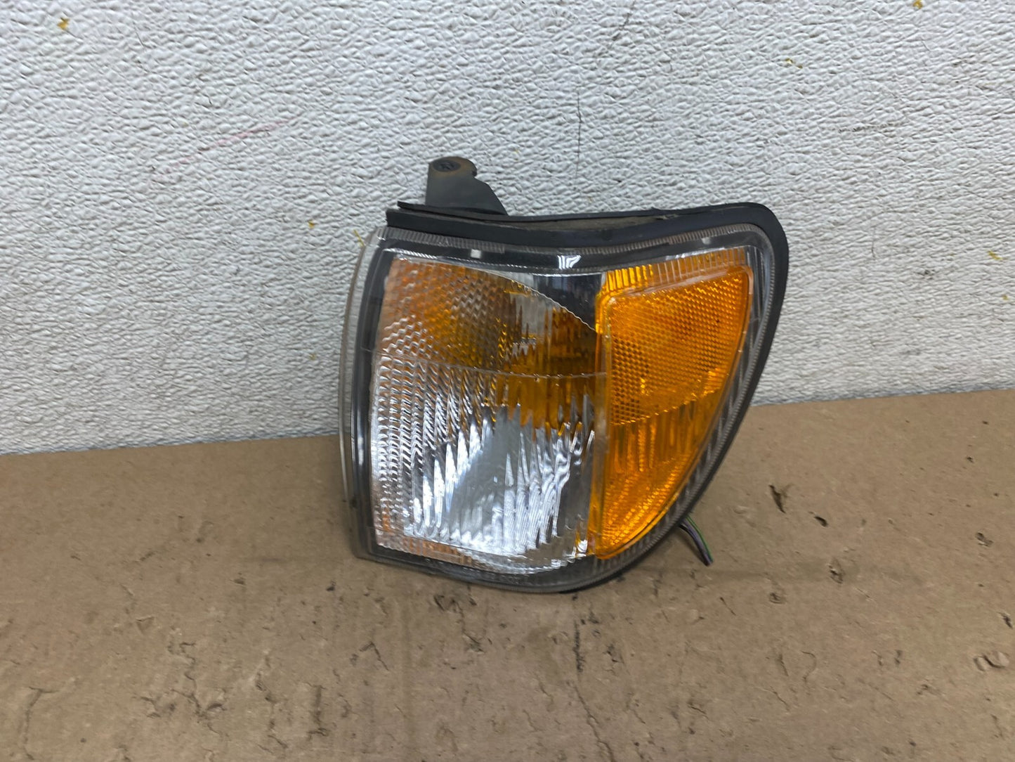 1999-2004 Nissan Pathfinder Front Left Driver Turn Signal i9970 DG1 OEM0