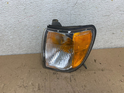 1999-2004 Nissan Pathfinder Front Left Driver Turn Signal i9970 DG1 OEM0