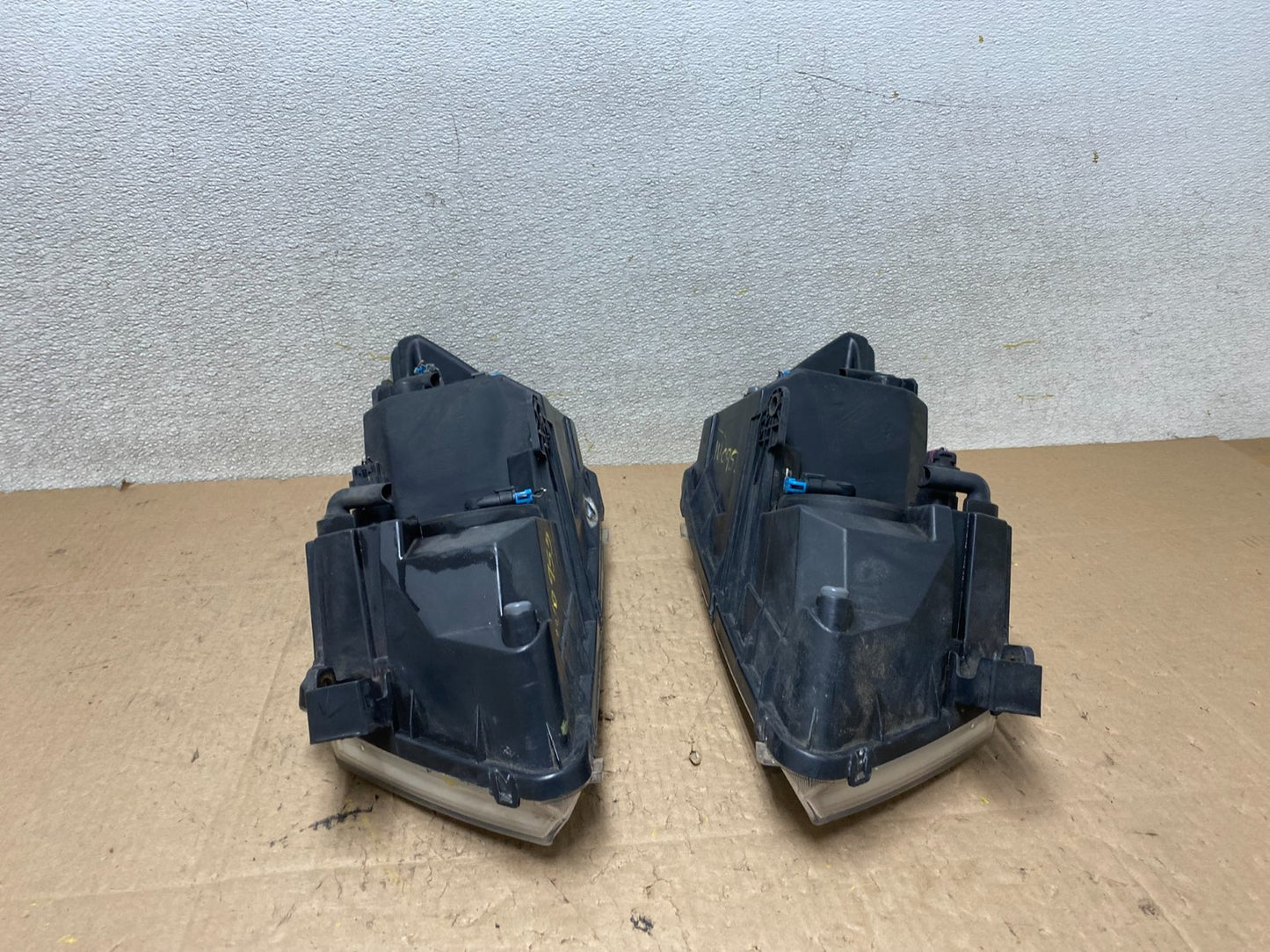2009 to 2017 Dodge Journey Headlights Left+Right Set Halogen W0955 DW13