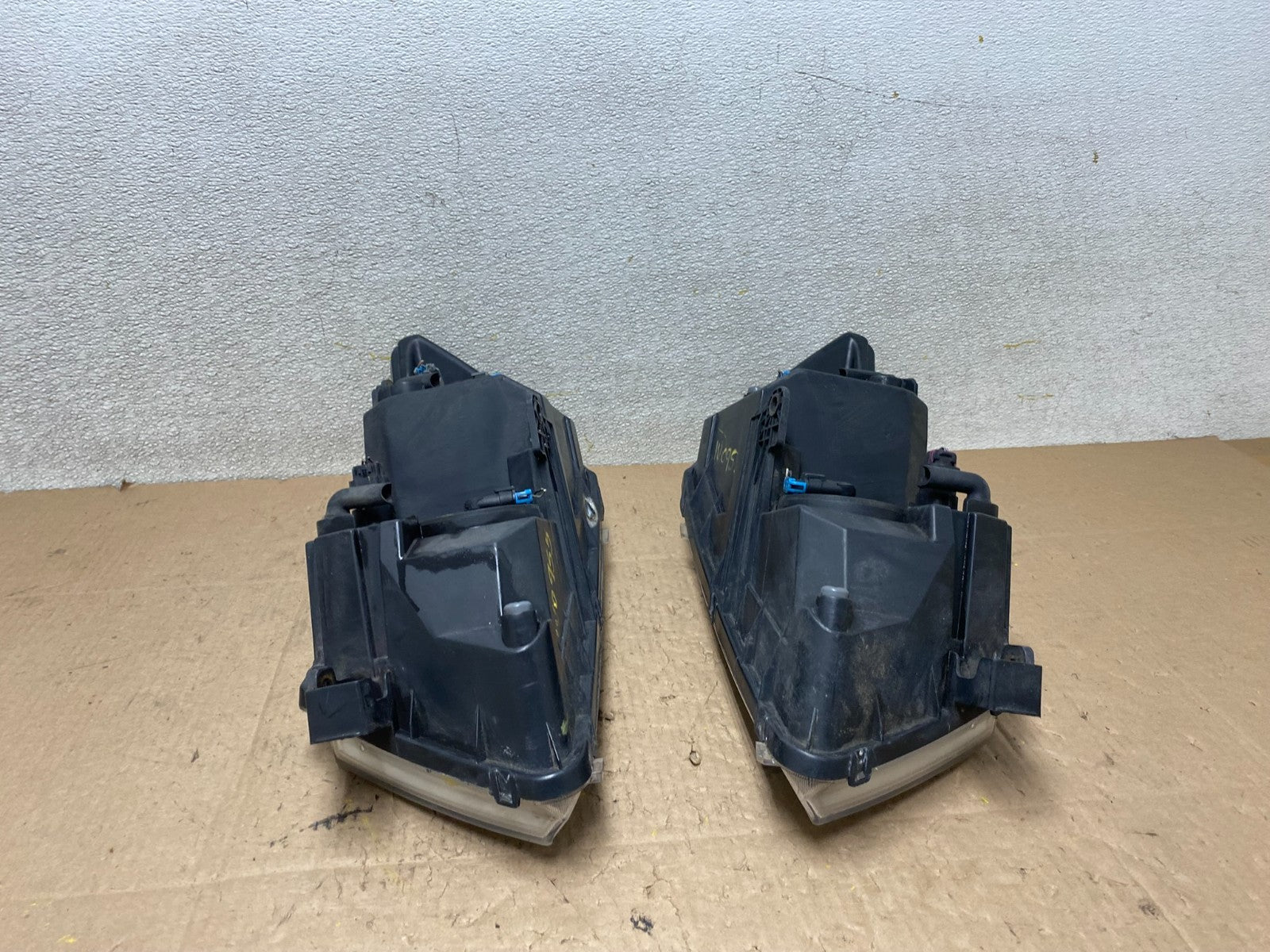 2009 to 2017 Dodge Journey Headlights Left+Right Set Halogen W0955 DW13