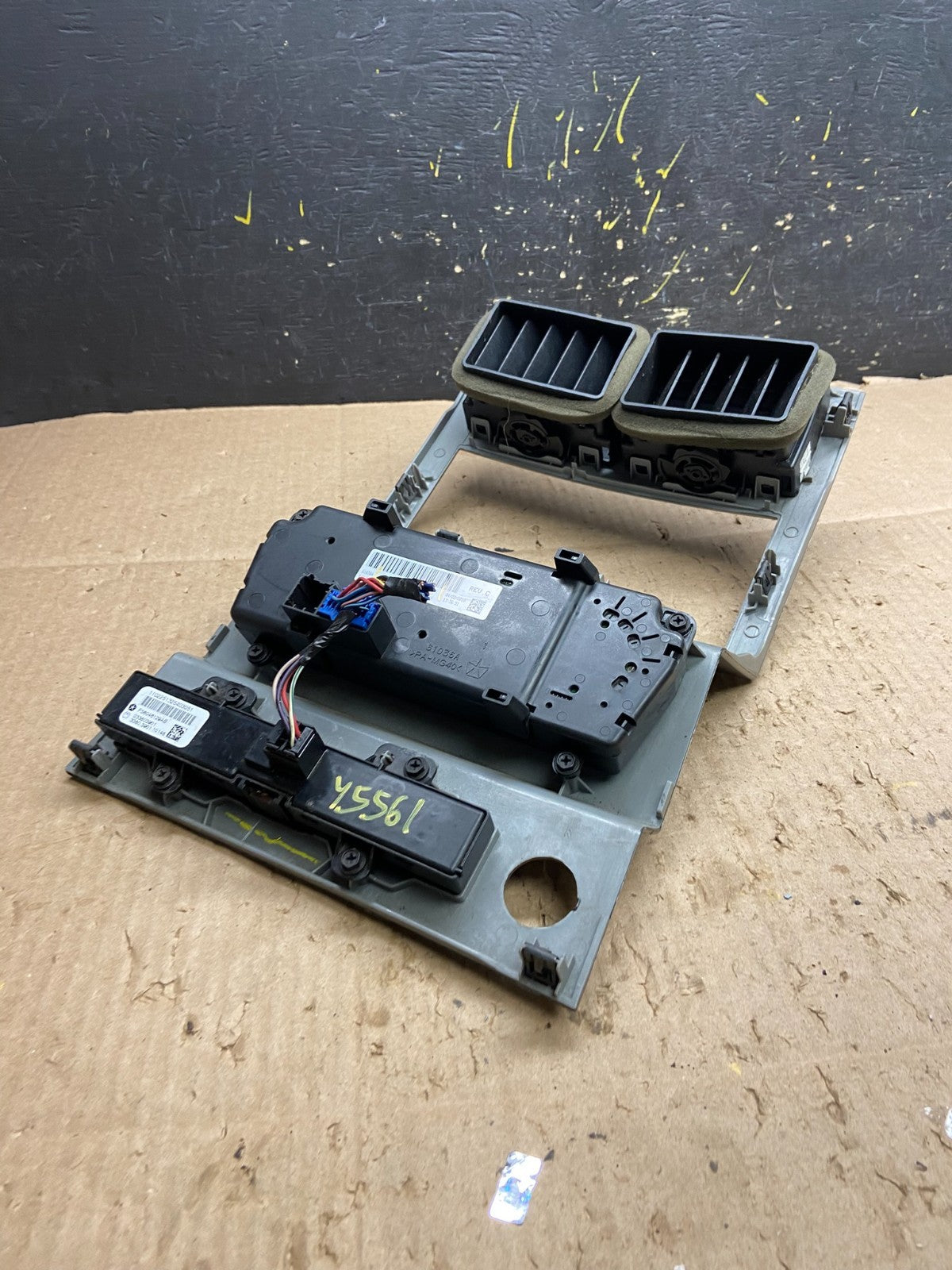2007 to 2012 Dodge Nitro Dash Climate Temperature Control Radio Bezel Y5561 DG5