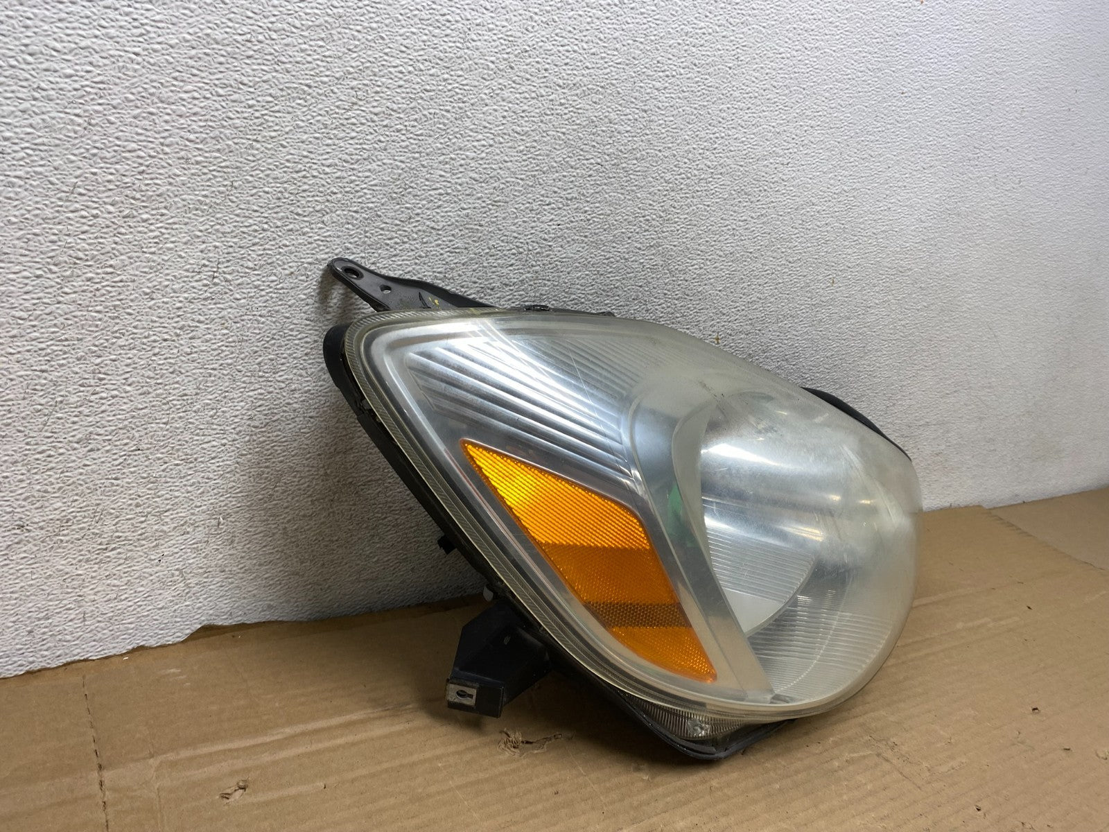 2004-2005 Toyota Sienna Right Passenger Xenon Headlight AG8145 DW1