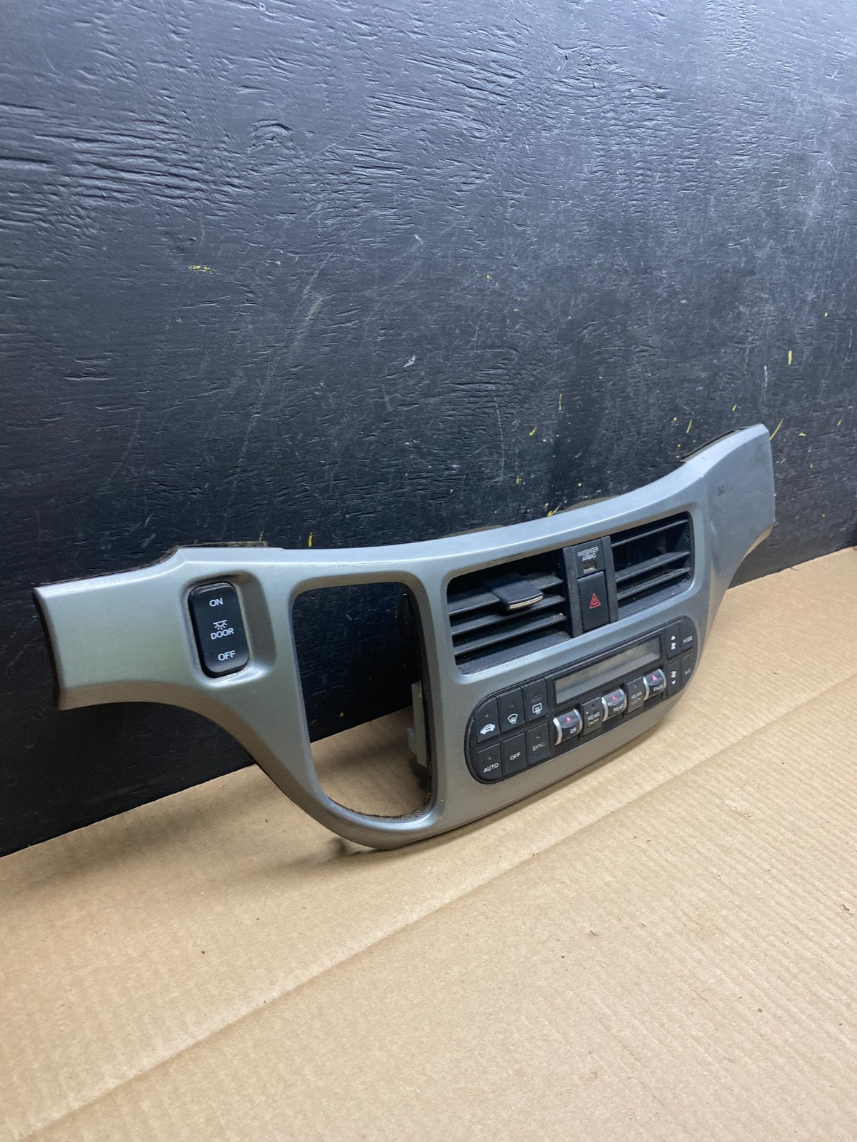 2005 to 2010 Honda Odyssey Radio Climate Control Dash Trim Bezel U5879 DG2