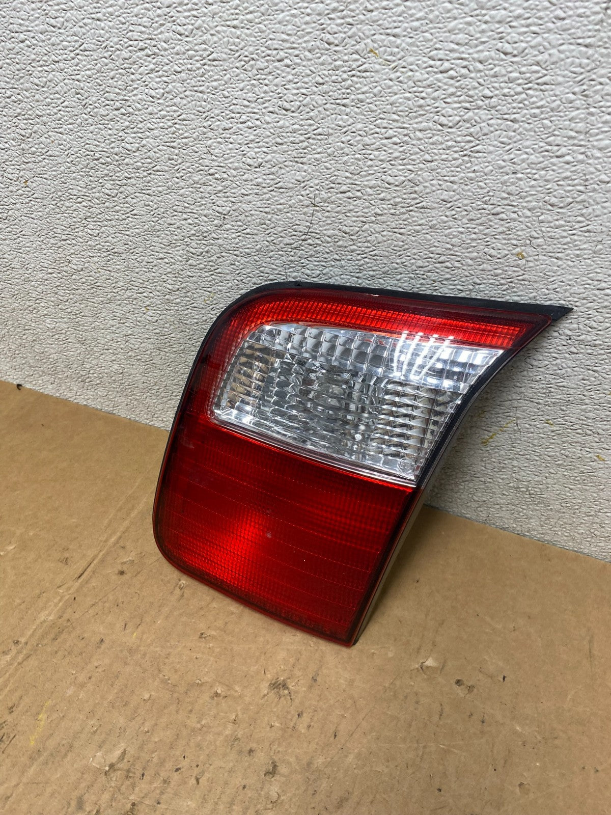 2001 2002 Subaru Forester Right Passenger RH Inner Lid Tail Light Oem Q7526 DW1