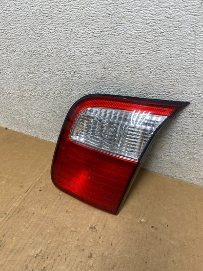 2001 2002 Subaru Forester Right Passenger RH Inner Lid Tail Light Oem Q7526 DW1