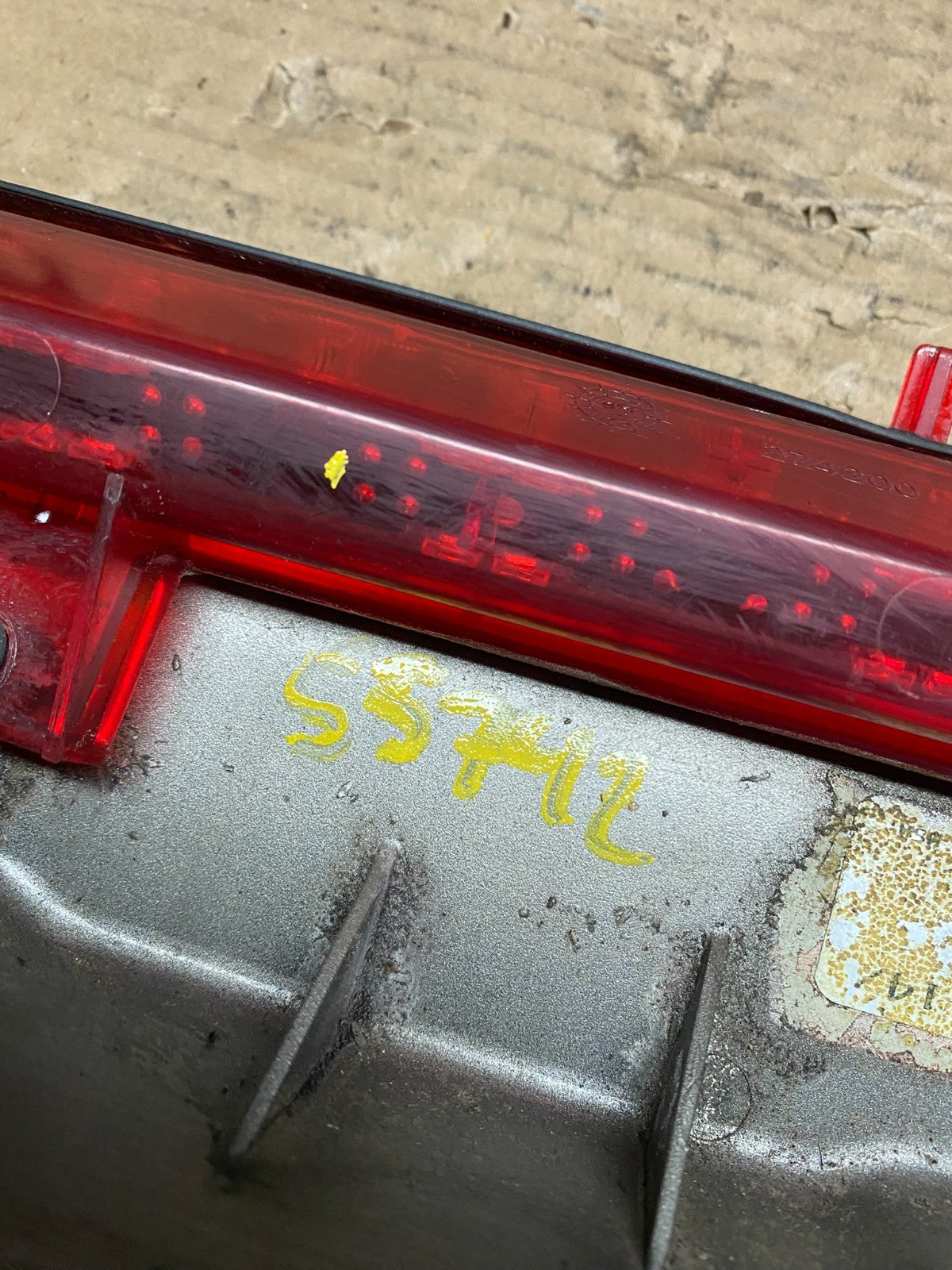 2001 to 2004 Cadillac Seville SLS Rear 3rd Break Light LID Mounted S5742 DG14