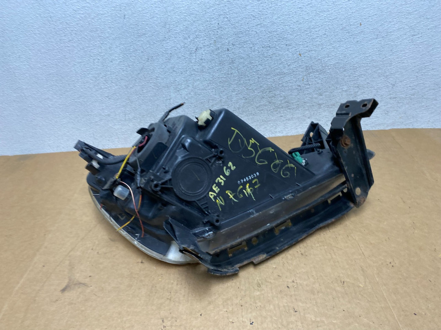 2002 to 2004 Honda Crv Cr-v Left Driver Halogen Headlight AE3162 DW8