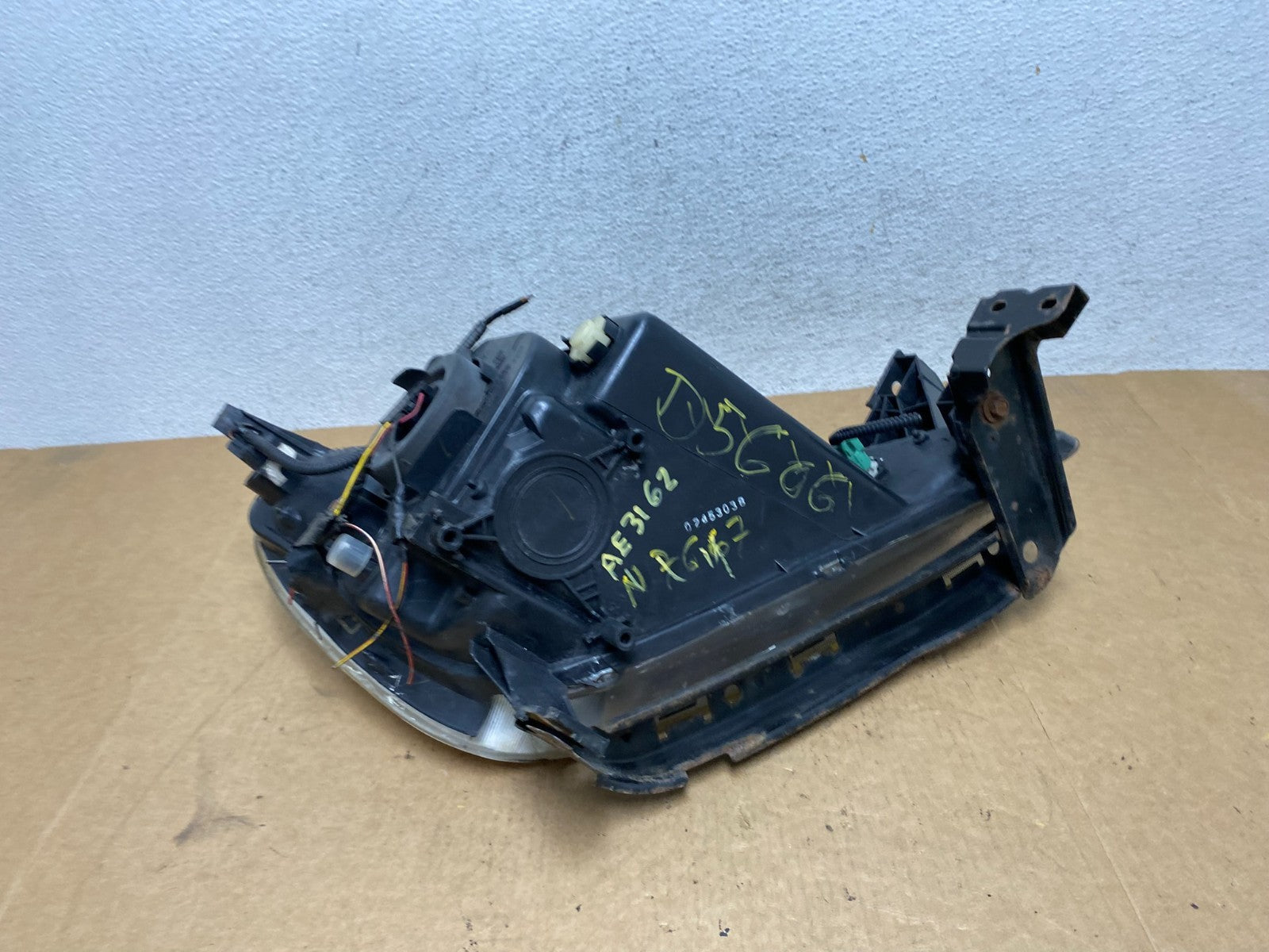 2002 to 2004 Honda Crv Cr-v Left Driver Halogen Headlight AE3162 DW8