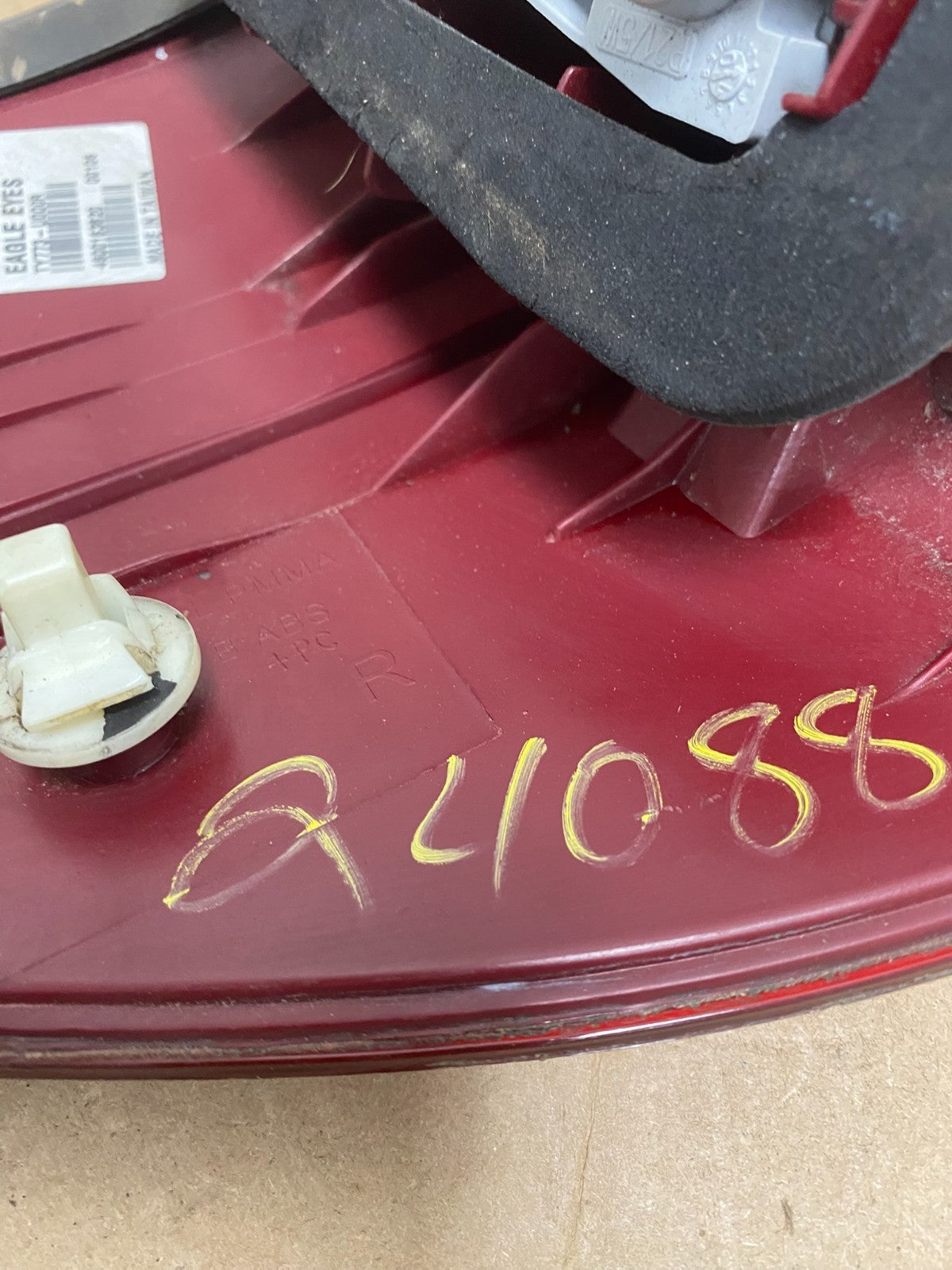 2004-2005 Toyota Sienna Right Passenger Rh Side Tail Light Oem Q4088 DW8