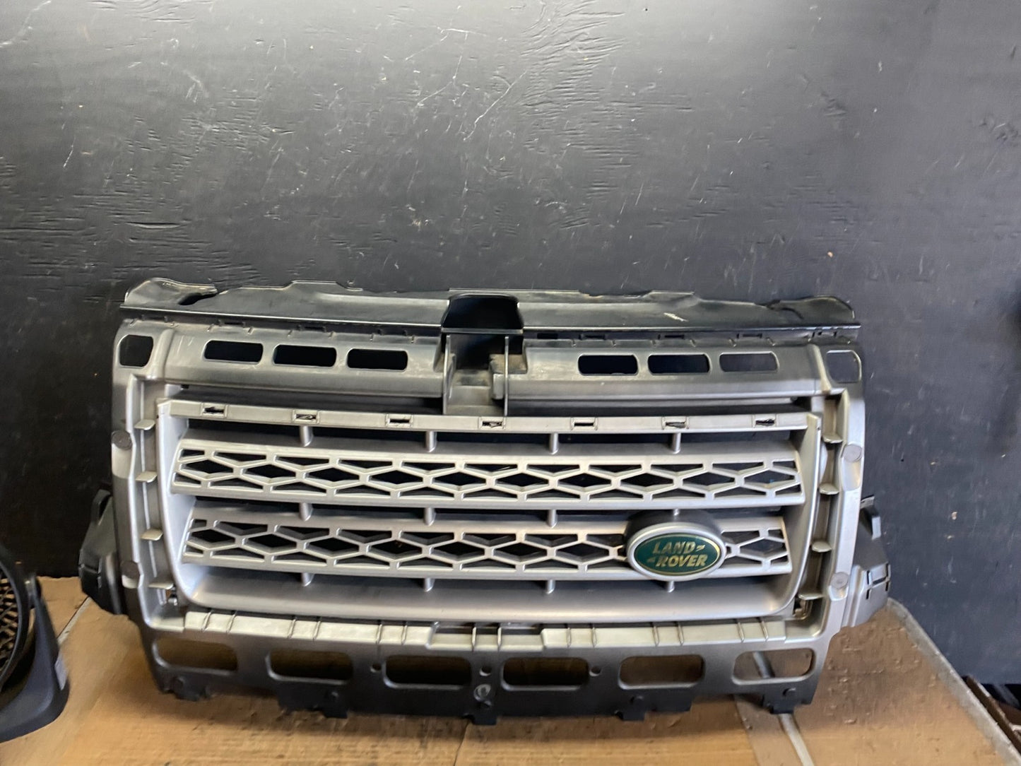 2008 to 2010 Land Rover LR2 Front Bumper Grille Grill OEM q8563 DG0