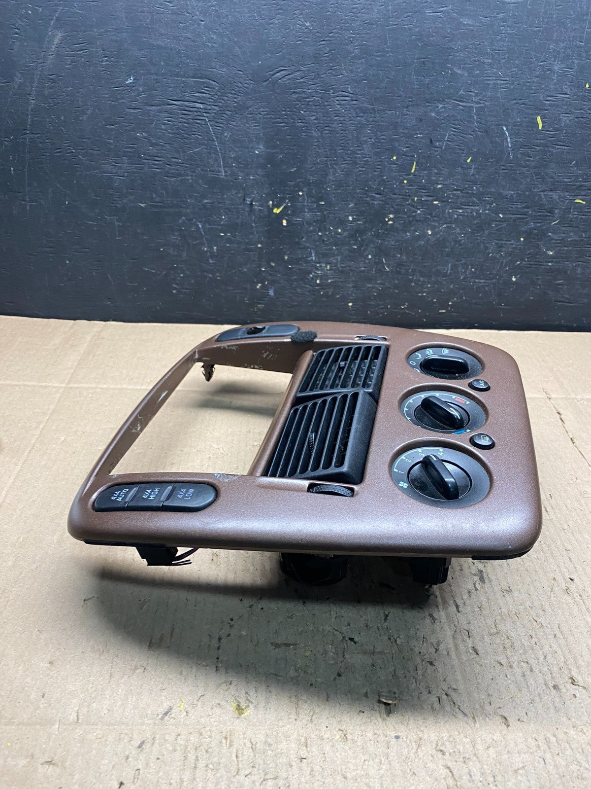 2002 to 2005 Ford Explorer Radio Dash Bezel Climate Control Air Vent R6191 DG3