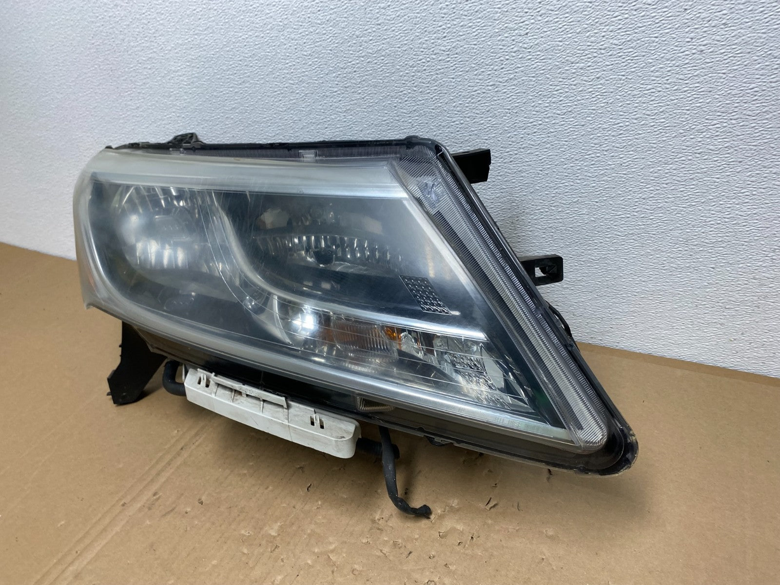 2013 to 2016 Nissan Pathfinder Right Passenger RH Side Headlight OEM AB6846 DW1