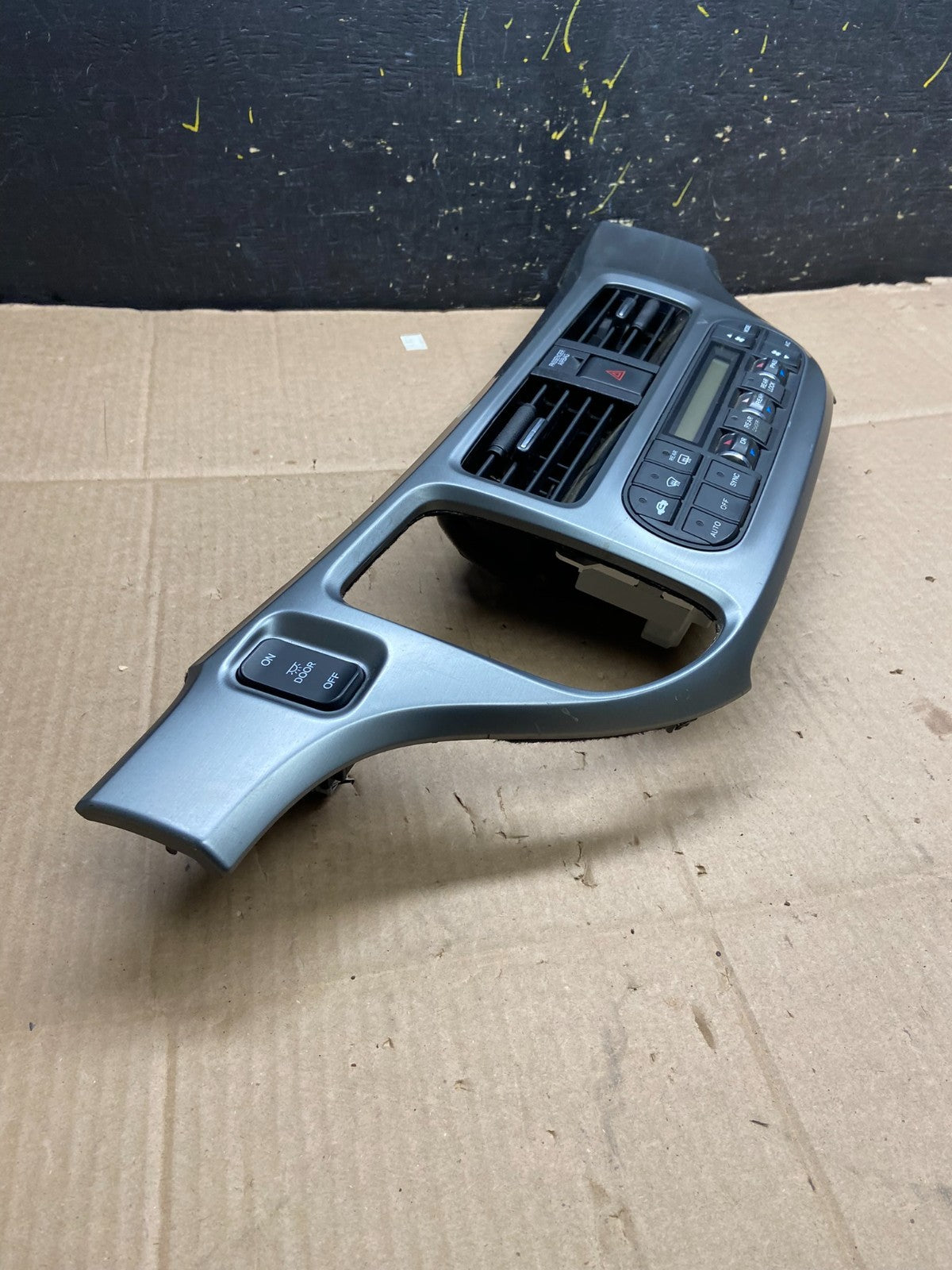 2005 to 2010 Honda Odyssey  Radio Climate Control Dash Trim Bezel Oem Y2191 DG1